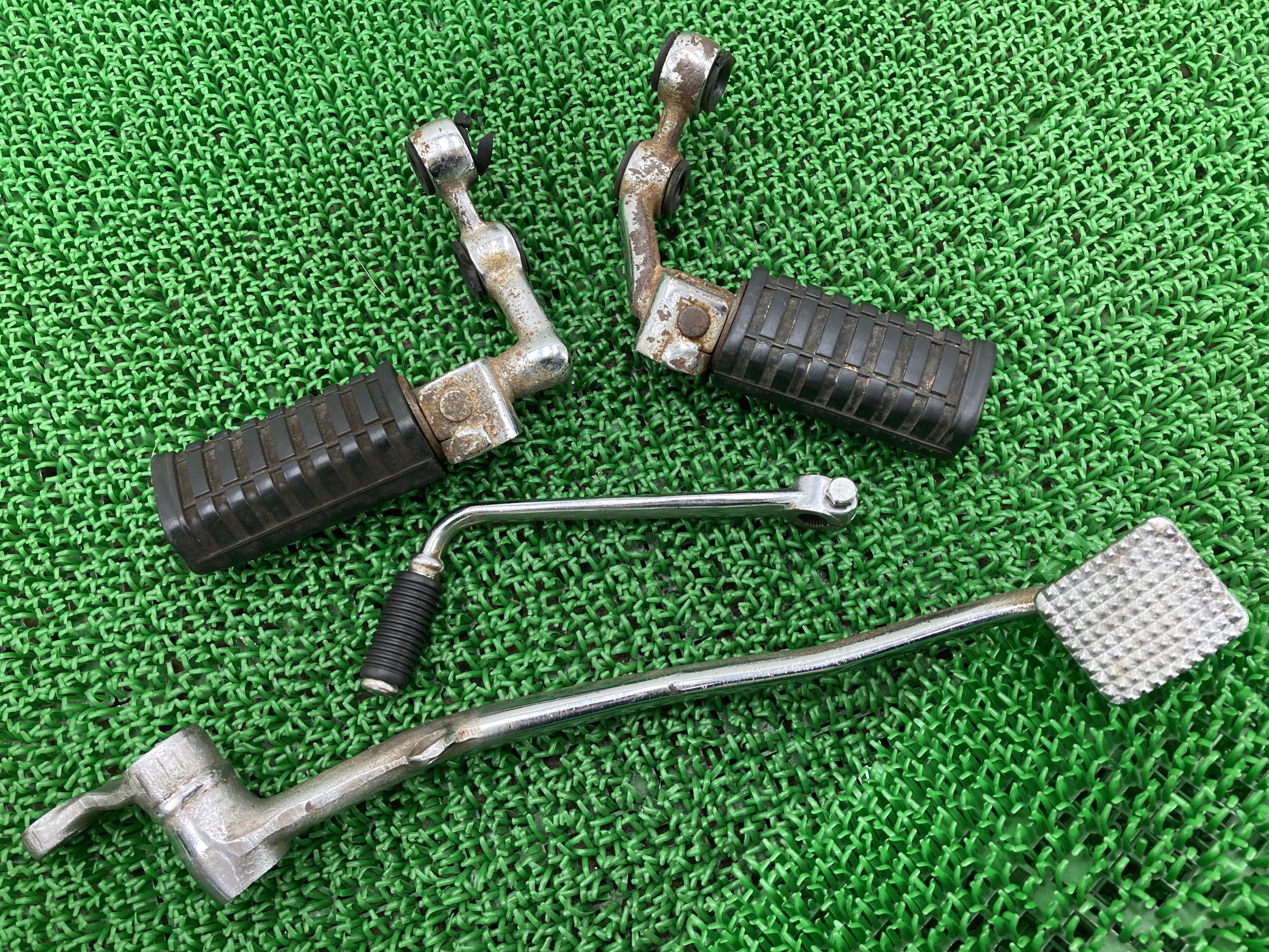 Z1000MKIIステップ左右カワサキ純正バイク部品KZT00AZ1000MK2当時物絶版車角Zメインステップ車検Genuine【中古】 89