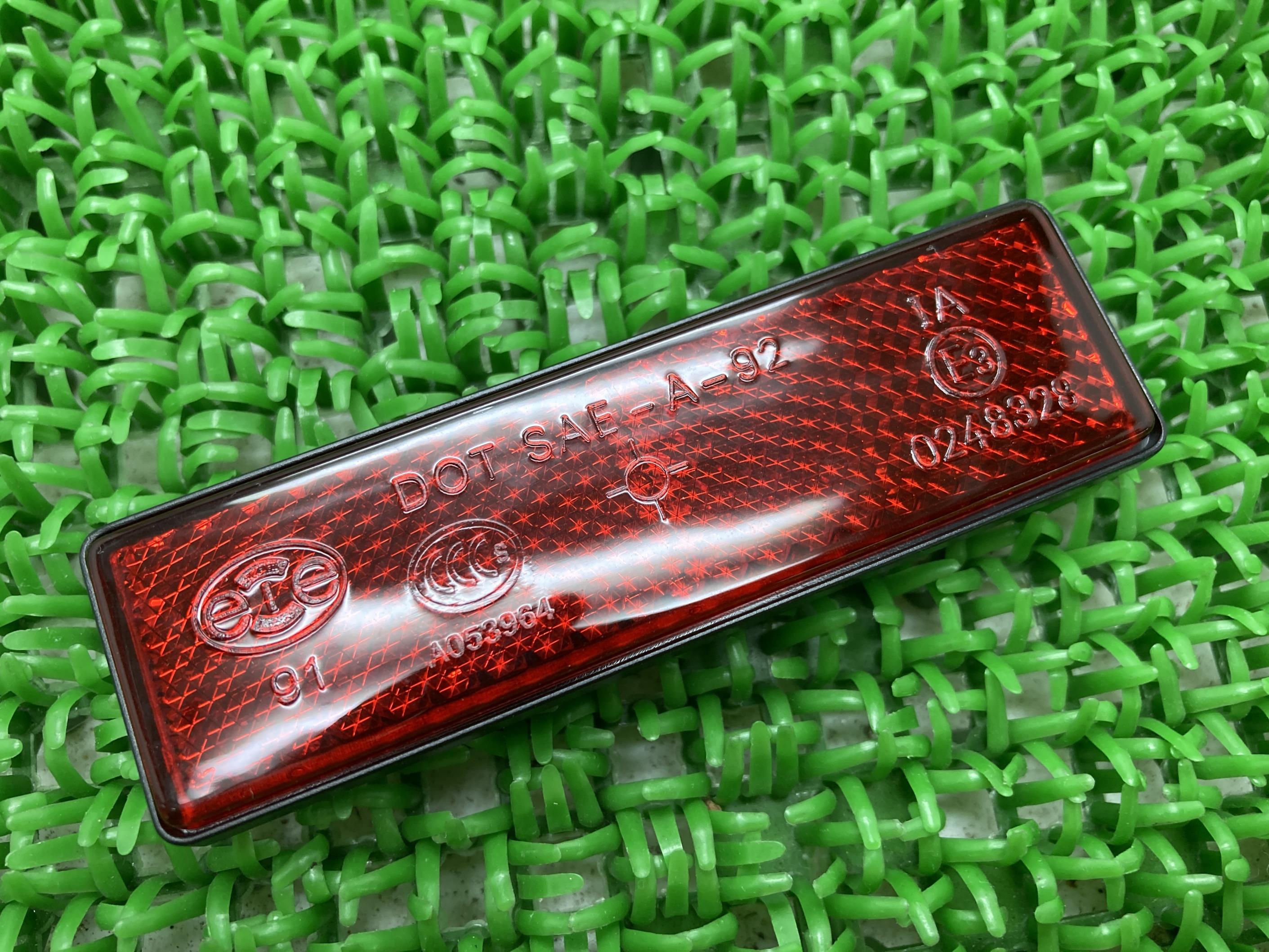 モンスター797 リアフェンダーリフレクター 在庫有 即納 ドゥカティ 純正 新品 バイク 部品 未使用品 割れ欠け無し 修復素材に そのまま使える 車検 Genuine