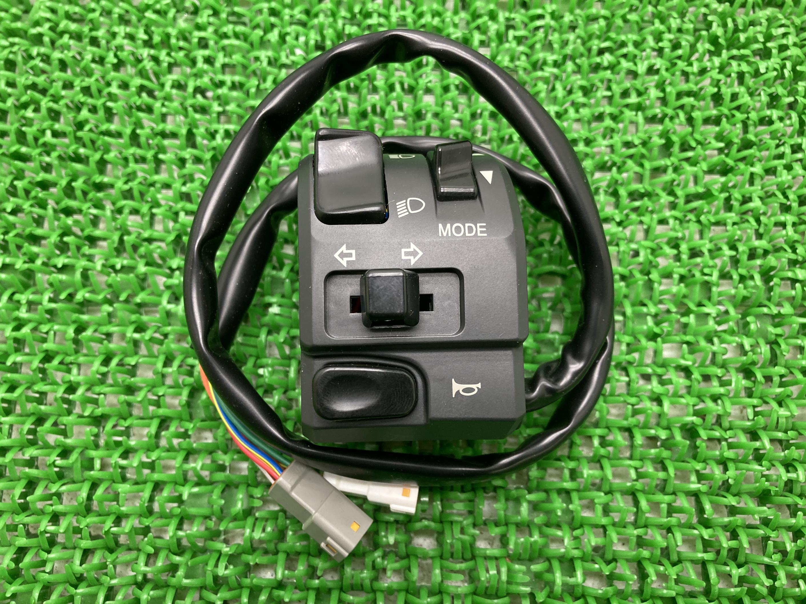 ハイパーモタード1100 ハンドルスイッチ 左 ドゥカティ 純正 バイク 部品 美品 割れ欠け無し 修復素材に そのまま使える 車検 Genuine 【中古】