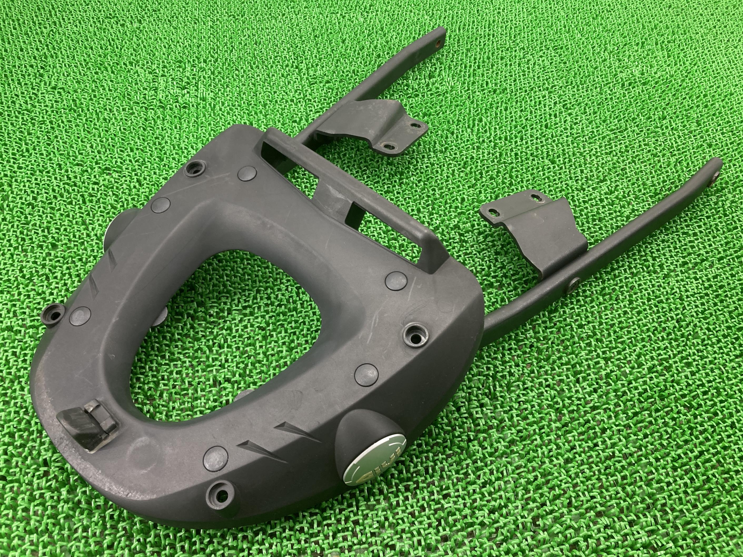 GIVI製400Xリアキャリア社外バイク部品NC4713年〜19年トップケースステーフィッティングキャリア修復素材やカスタム素材に曲がり無し【中古】 92