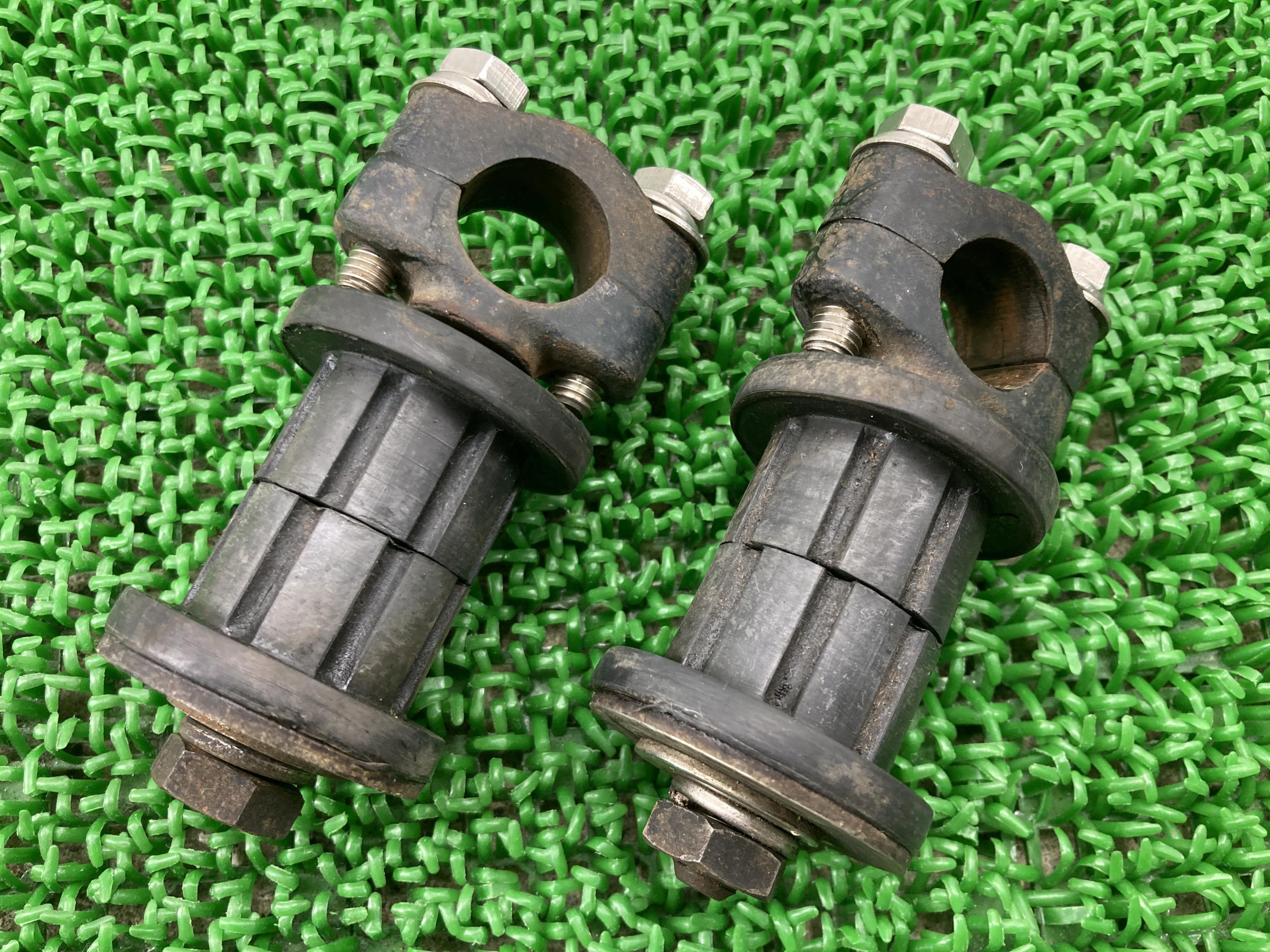 XS400SPハンドルポスト左右ヤマハ純正バイク部品3X8ハンドルクランプハンドルホルダー修復素材やペイント素材に曲がり無し品薄車検Genuine【中古】 48