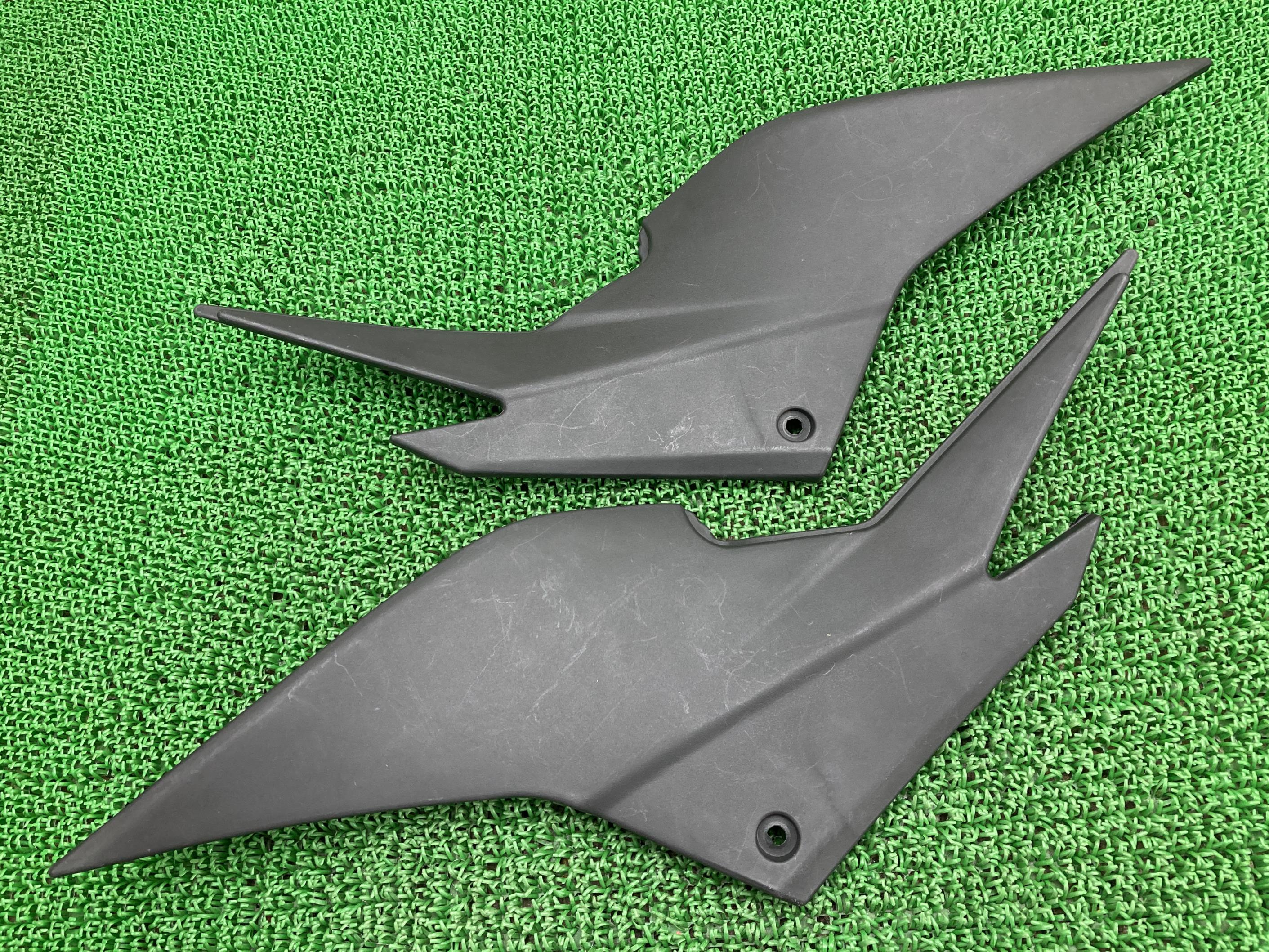 NINJA250Rサイドカバー左右社外バイク部品EX250Kニンジャ250Rノーマルタイプ割れ欠け無し品薄希少品【中古】