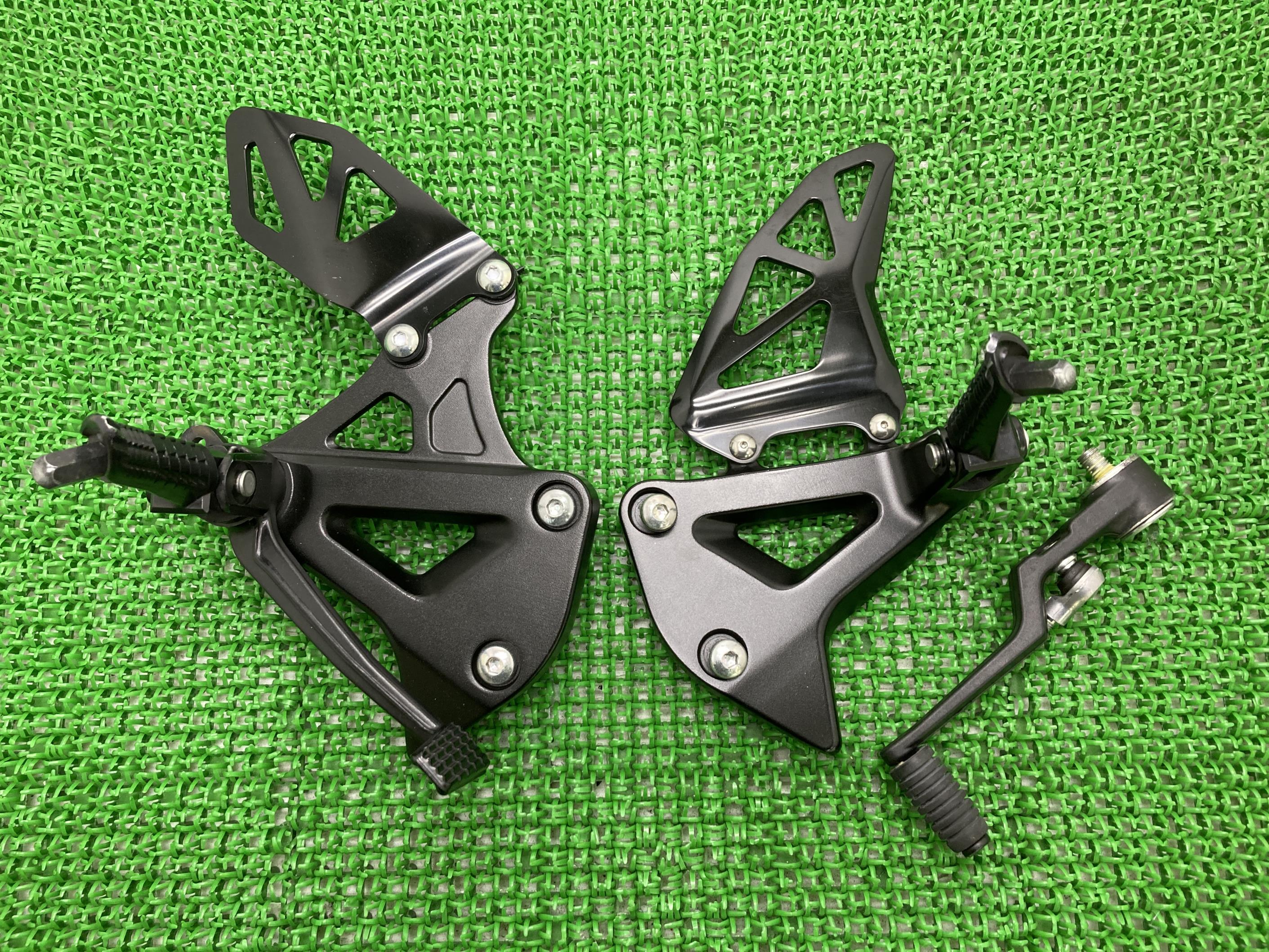 GSX-R1000R ステップホルダー 左右 DM11G-100*** スズキ 純正 バイク 部品 2017年式外し DM11G L7 シフトペダル ブレーキペ...