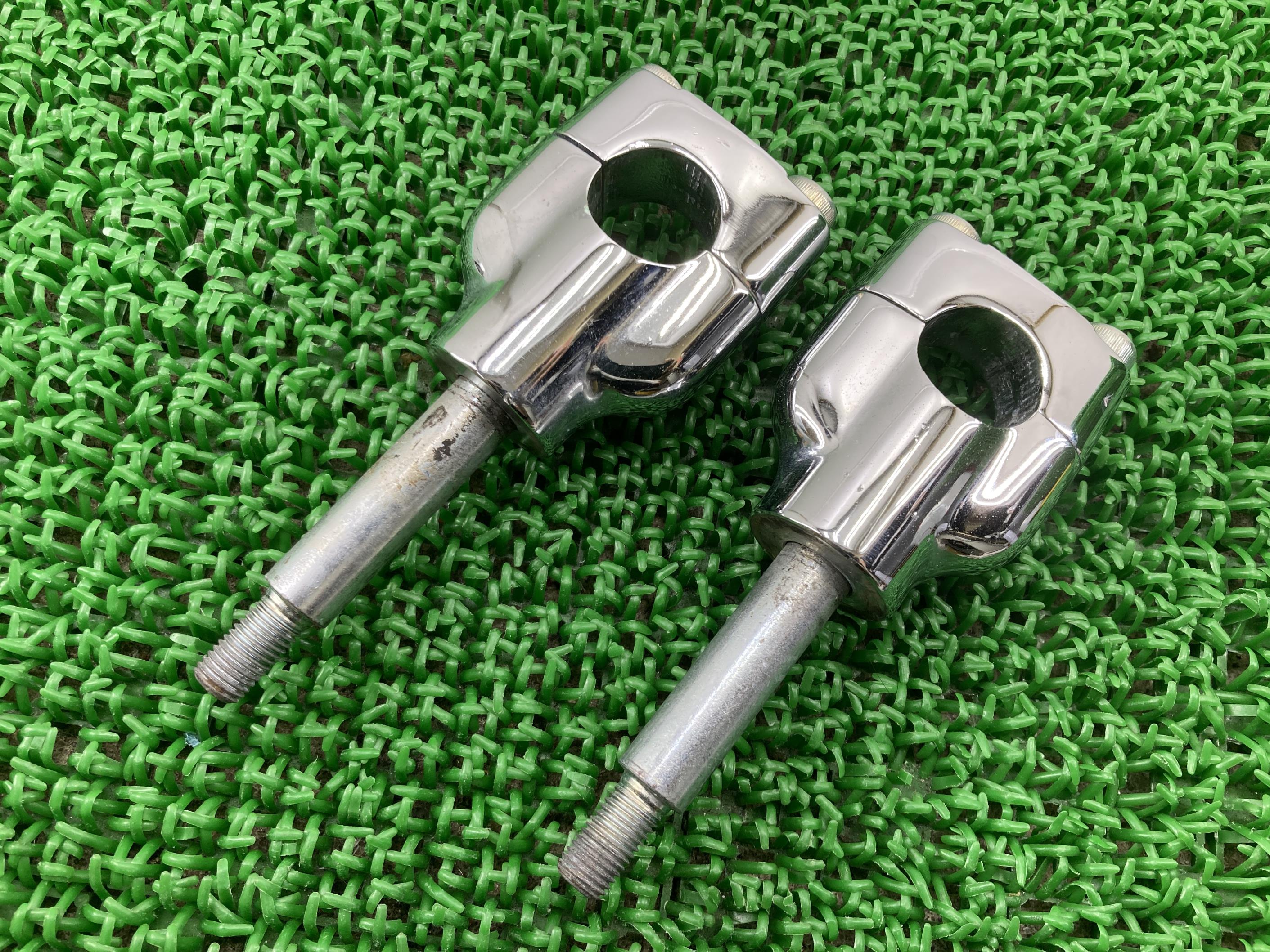 イントルーダークラシック400ハンドルポスト左右スズキ純正バイク部品VK54A初期型ハンドルクランプ曲がり無し品薄希少品車検Genuine【中古】 52