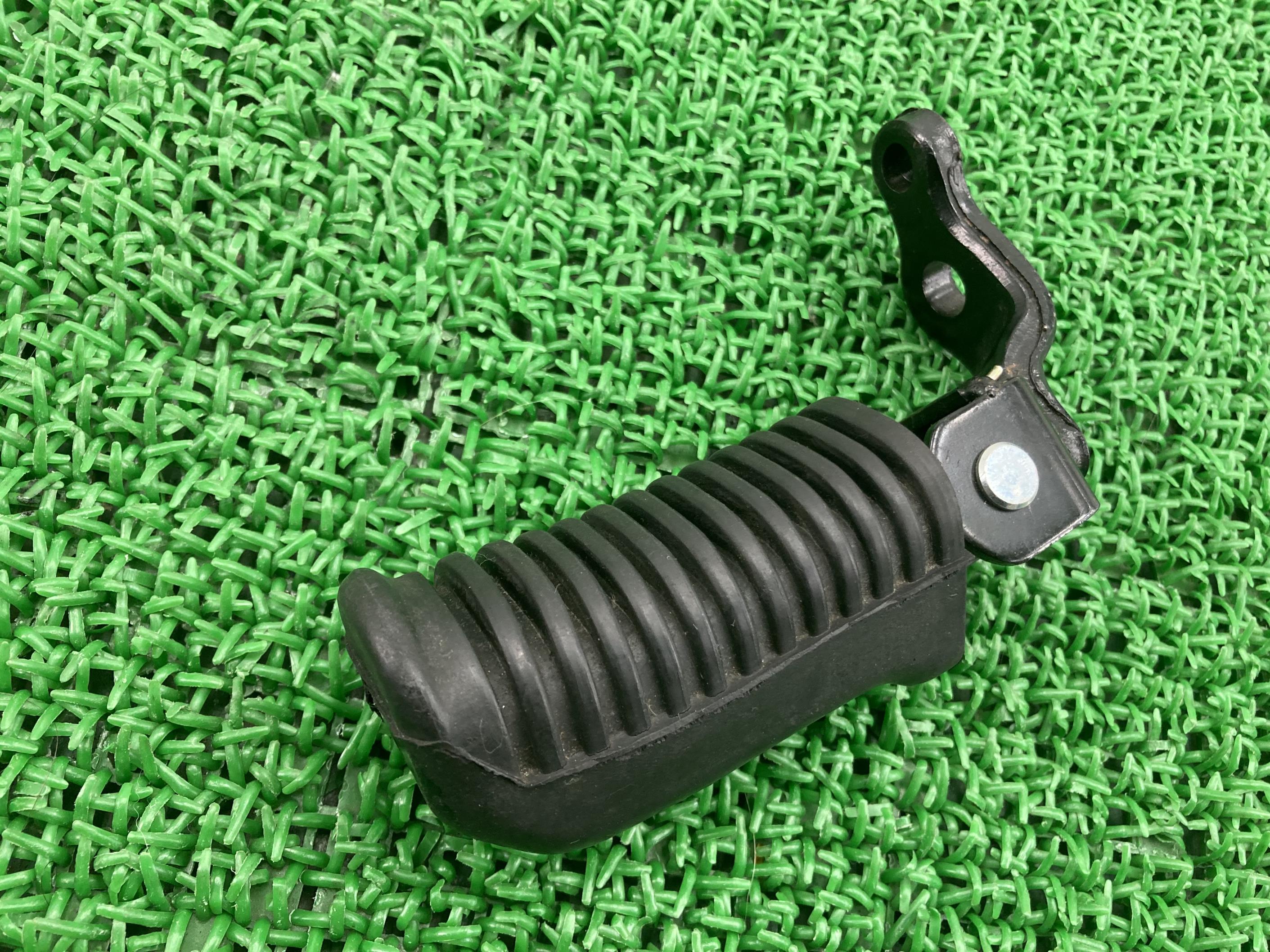 XJ400Dメインステップ右ヤマハ純正バイク部品コンディション良好修復素材やノーマル戻しに車検Genuine【中古】 1