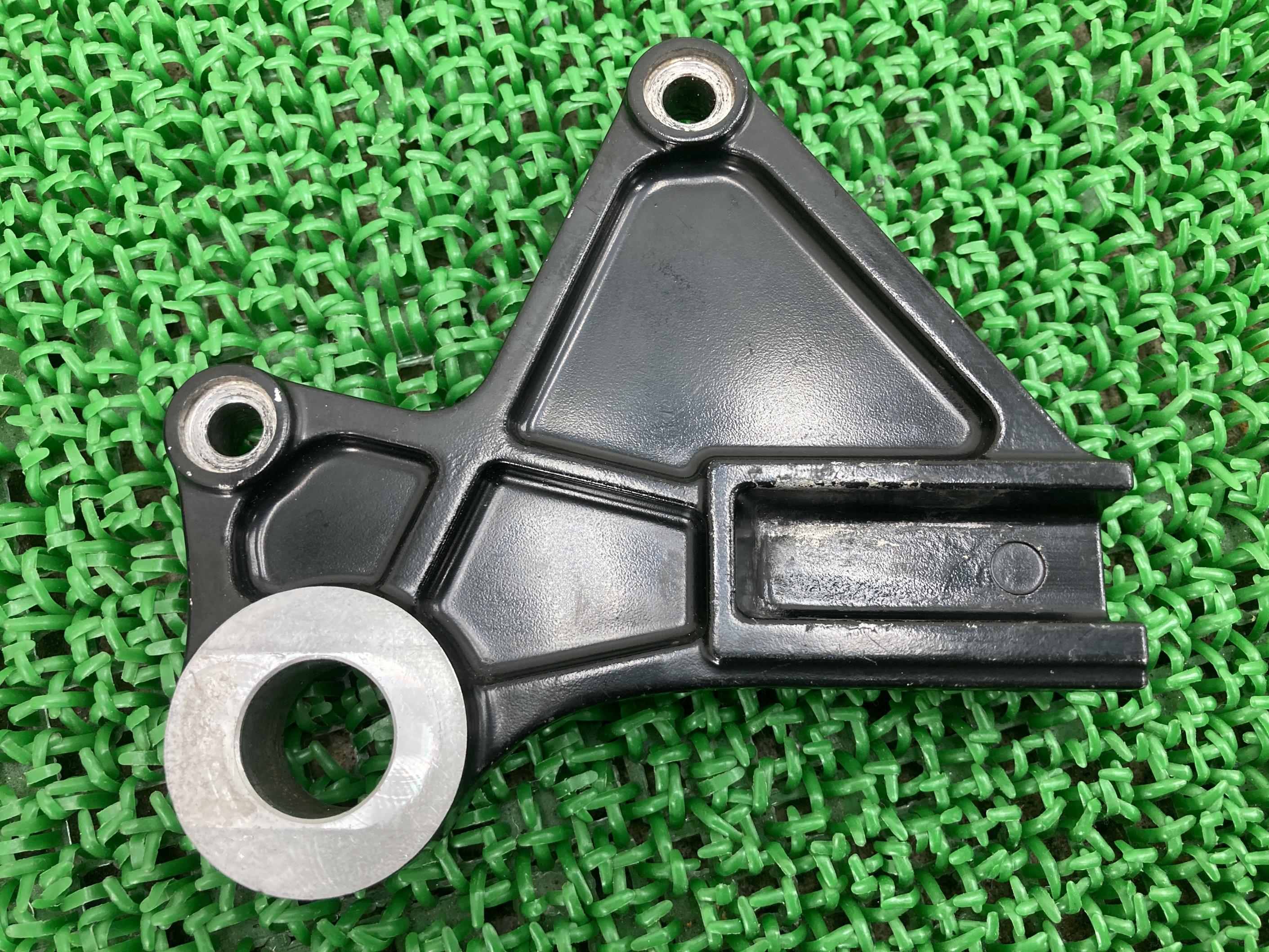ZX-10R リアブレーキキャリパーサポート カワサキ 純正 バイク 部品 ZXT00C ZXT00D 割れ欠け無し 品薄 希少品 車検 Genuine 【中古】