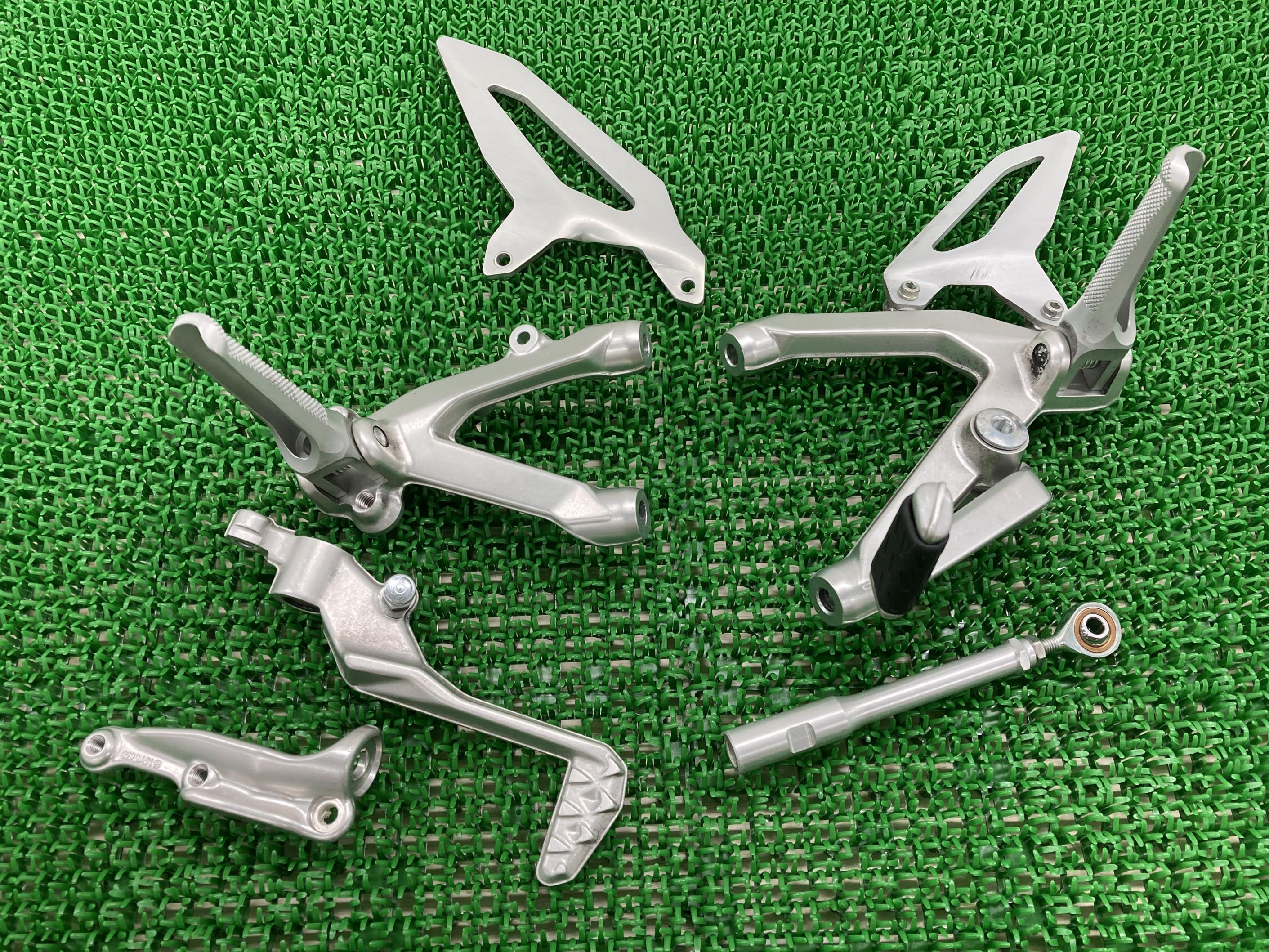 959パニガーレ ステップ 左右 ZDMHA01JAHB004*** ドゥカティ 純正 バイク 部品 2017年式外し ZDMHA01JAHB 824.3.18...