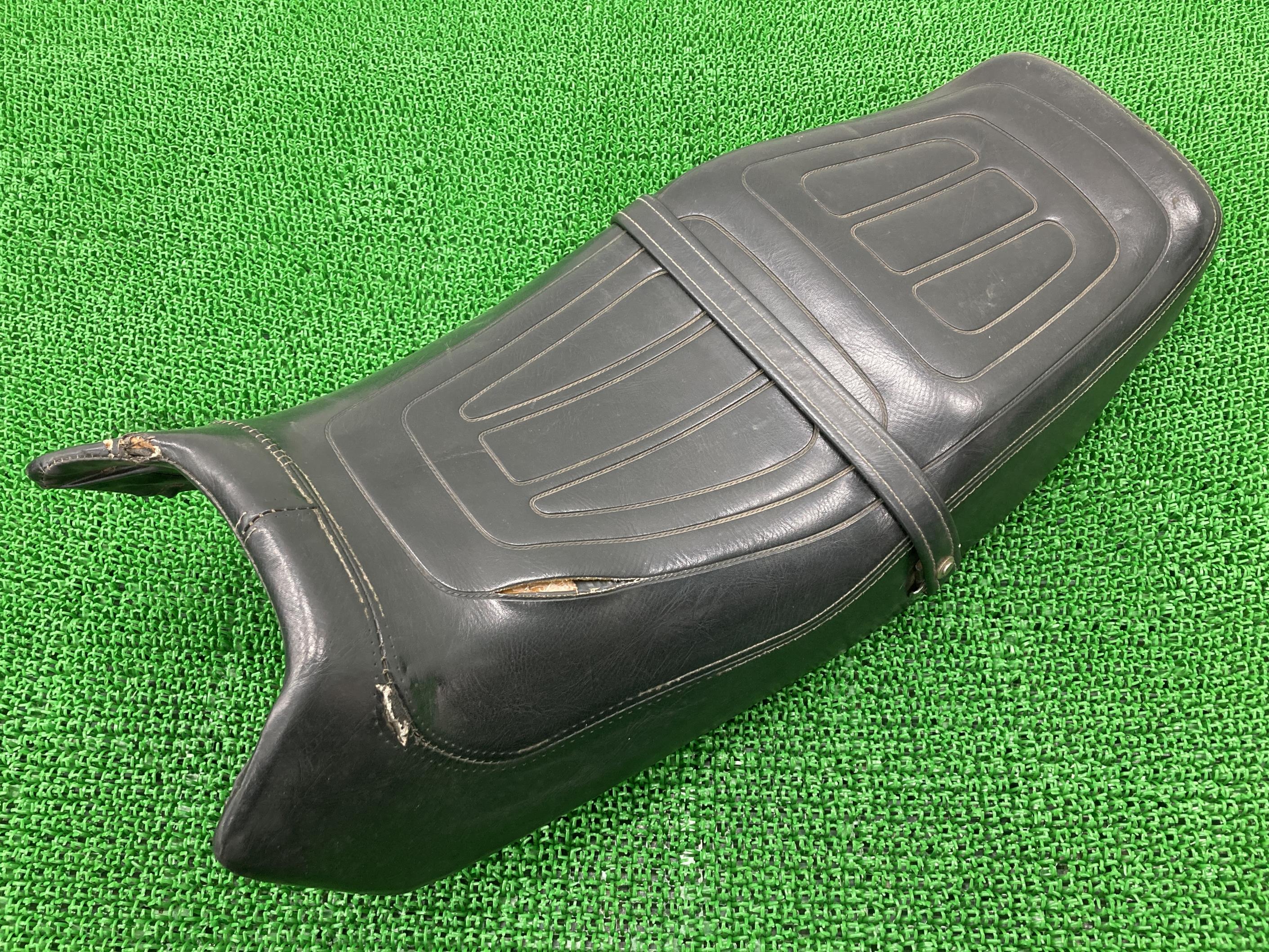 VF750セイバー シート RC07-1001*** ホンダ 純正 バイク 部品 RC07 修復素材や張替えベース お安くどうぞ 品薄 希少品 車検 Genuine 【中古】