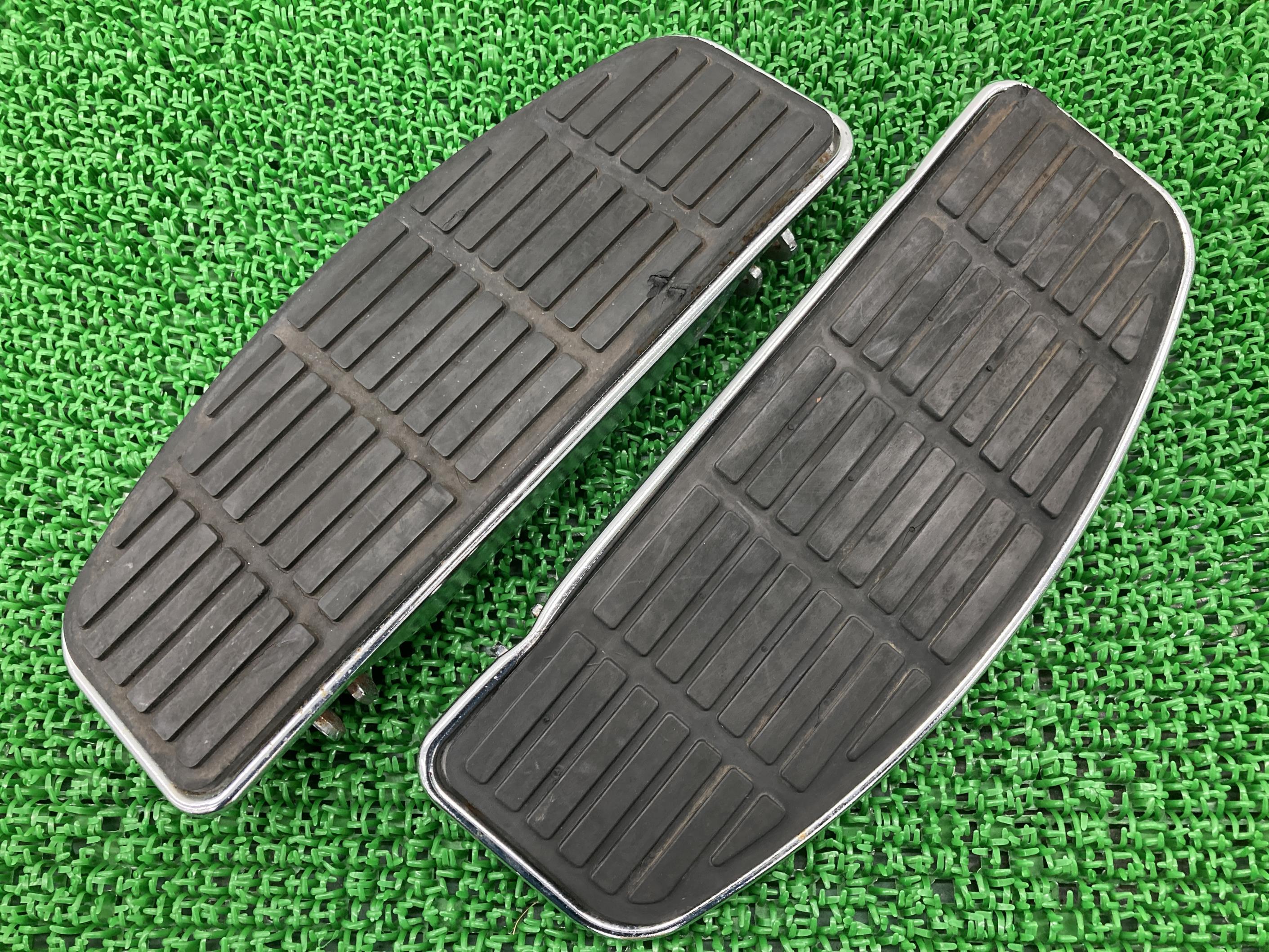 FLSTC1340ステップボード左右ハーレー純正バイク部品コケキズ無し修復素材やカスタム素材に車検Genuine【中古】 48