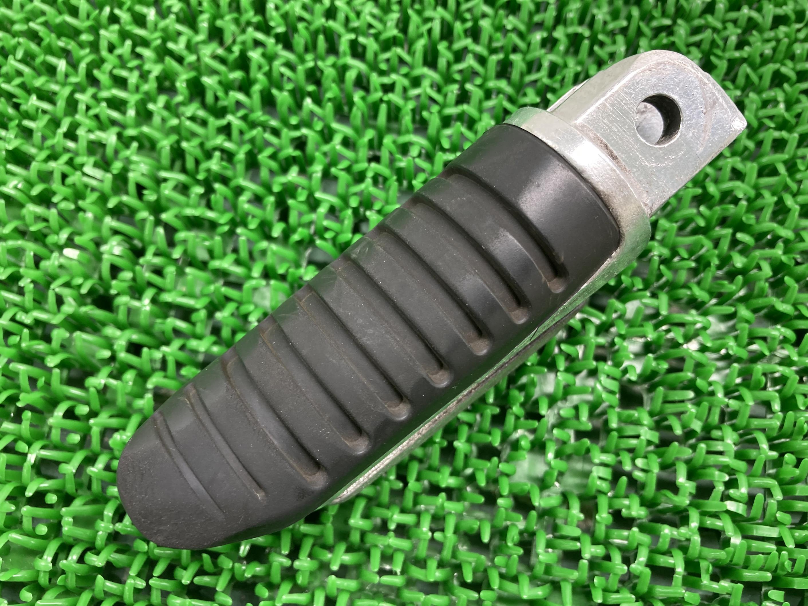 GSX1300Rハヤブサメインステップペグ右スズキ純正バイク部品GW71A曲がり無し品薄希少品車検Genuine【中古】 95