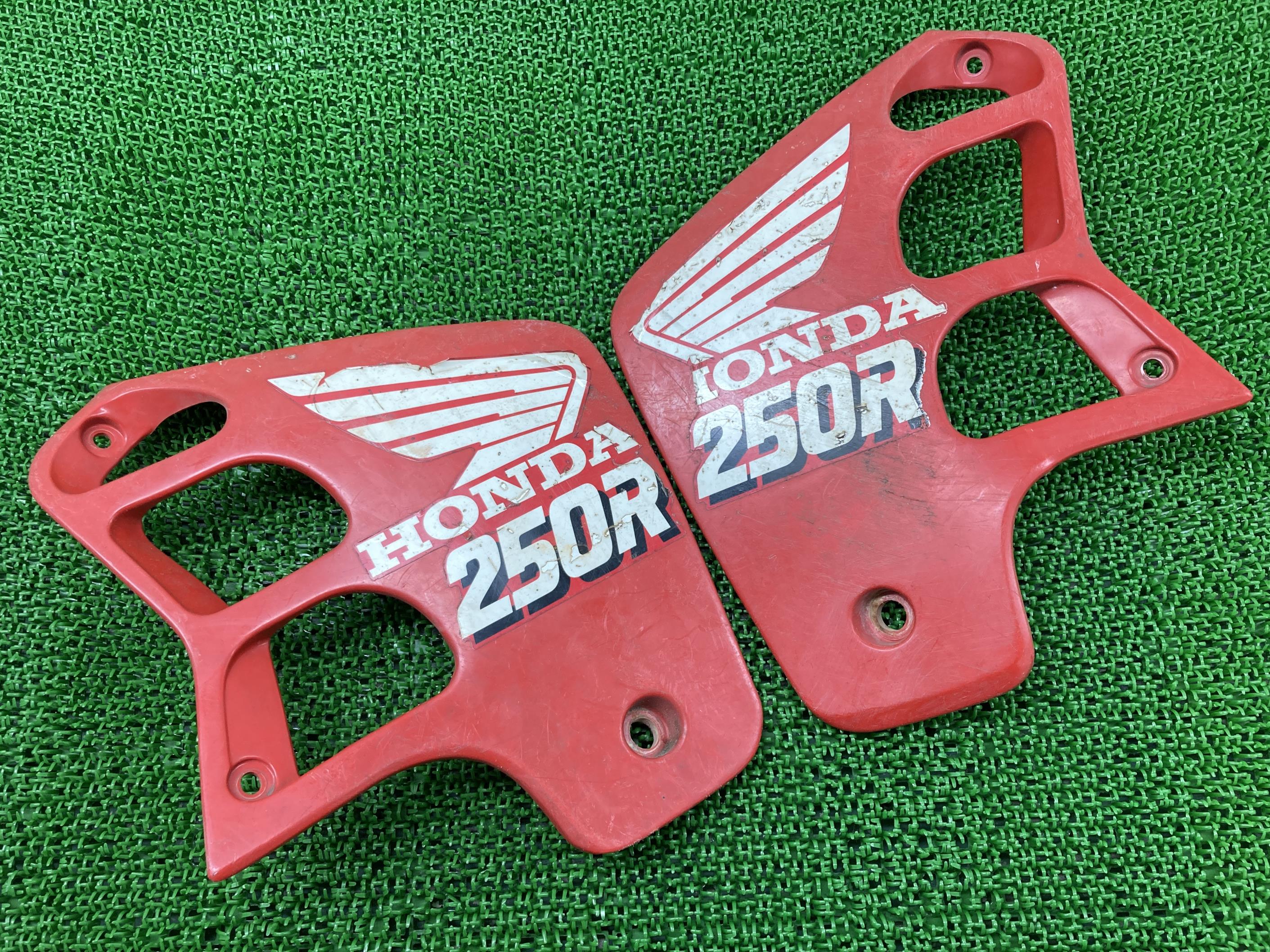 CRM250R シュラウド 左右 赤/白 ホンダ 純正 バイク 部品 MD24 ペイント素材に コケキズ無し 割れ欠け無し 品薄 車検 Genuine 【中古】