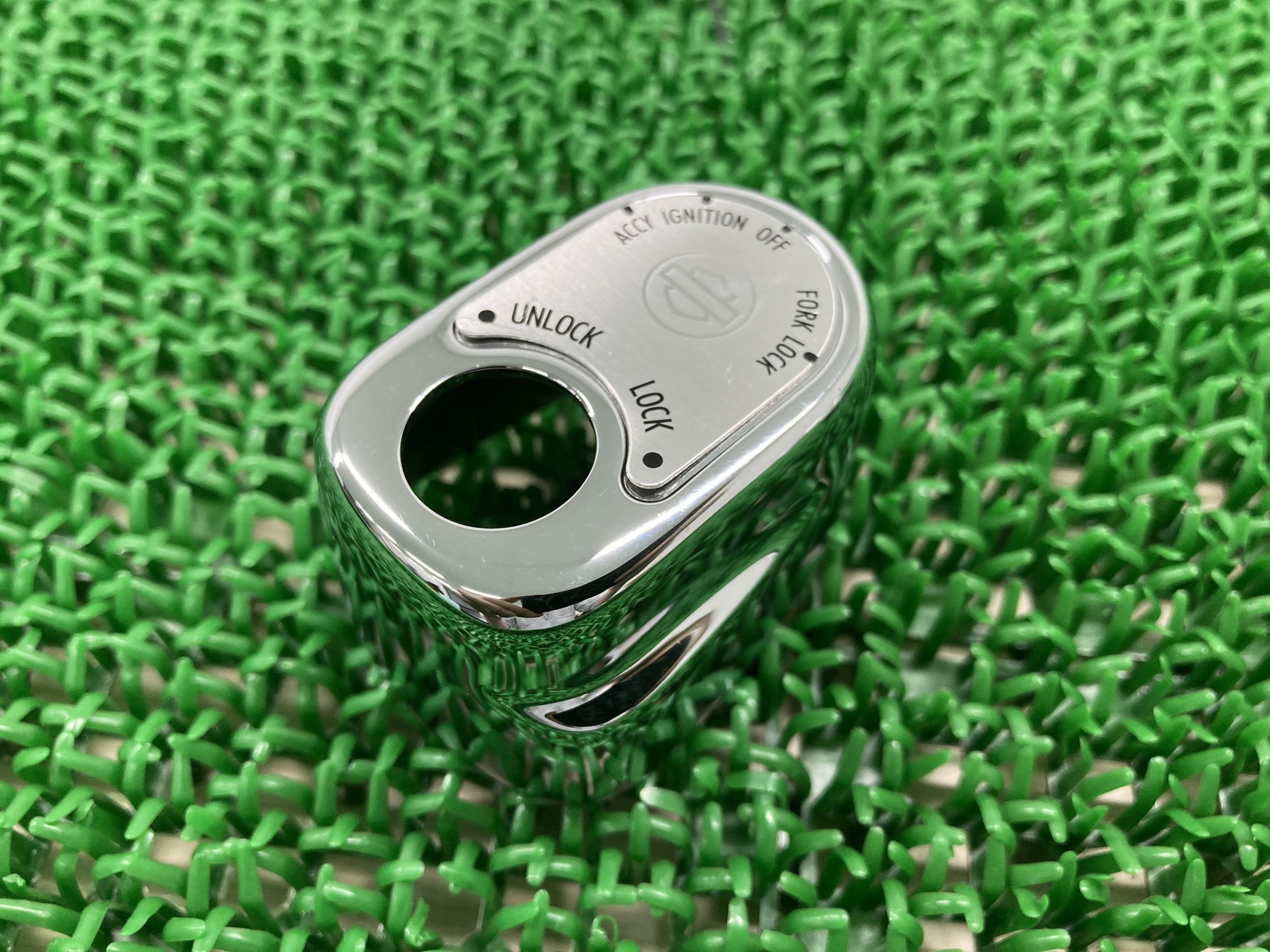 FLHX1690キーシリンダーカバーハーレー純正バイク部品綺麗良品イグニッションスイッチカバーストリート..