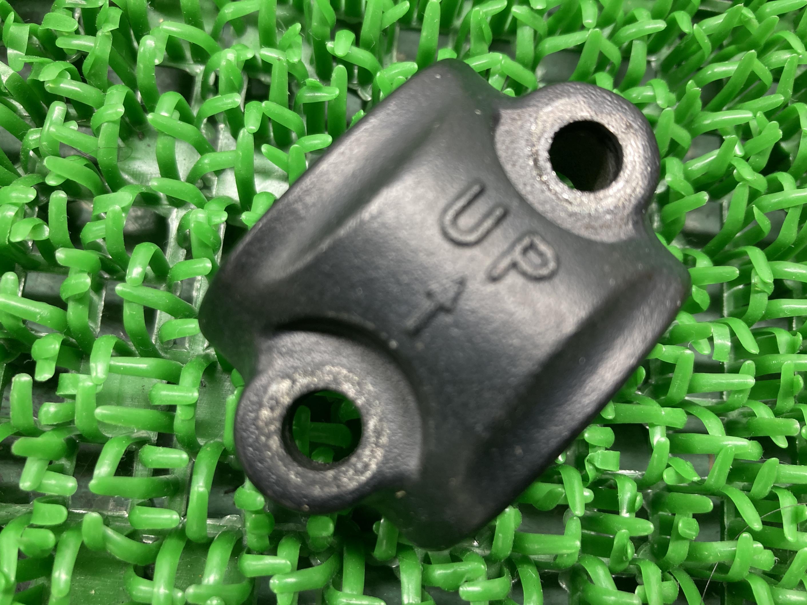 バンディット1200Sハンドルクランプ右スズキ純正バイク部品GV77ABANDIT1200Sブレーキマスタークランプ割れ欠け無し品薄希少品車検Genuine【中...