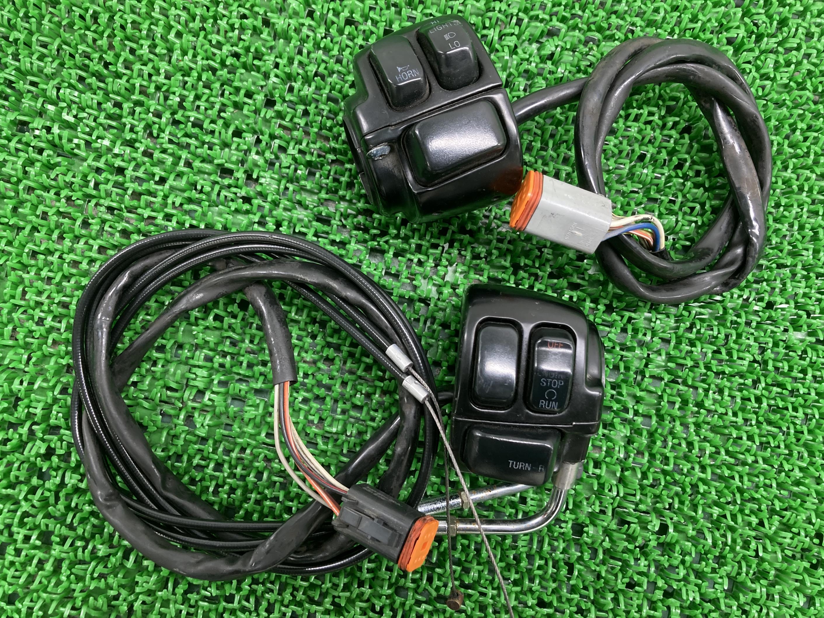 ソフテイルハンドルスイッチ左右ハーレー純正バイク部品EVO96-99年ソフテイルアクセルワイヤー割れ欠け無し車検Genuine【中古】 2