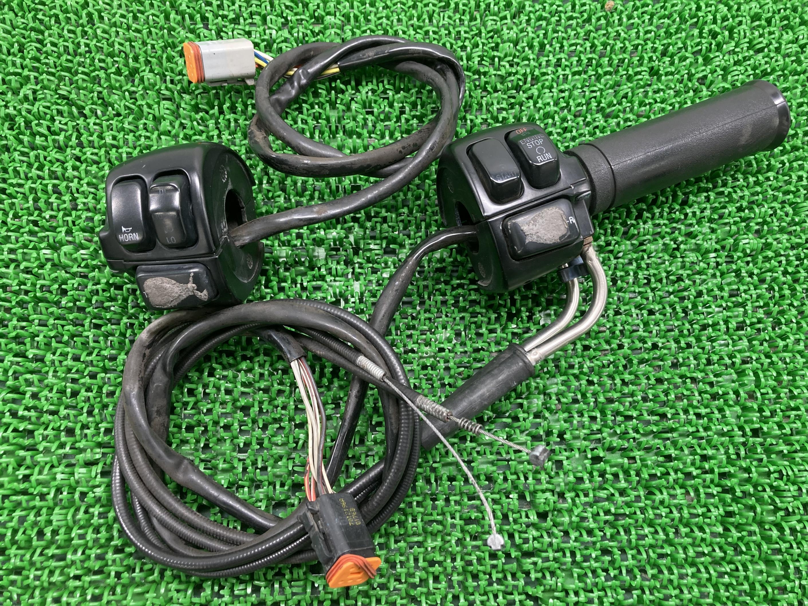 ソフテイルハンドルスイッチ左右ハーレー純正バイク部品EVO96-99年ソフテイルアクセルワイヤーアクセルカラー車検Genuine【中古】 1