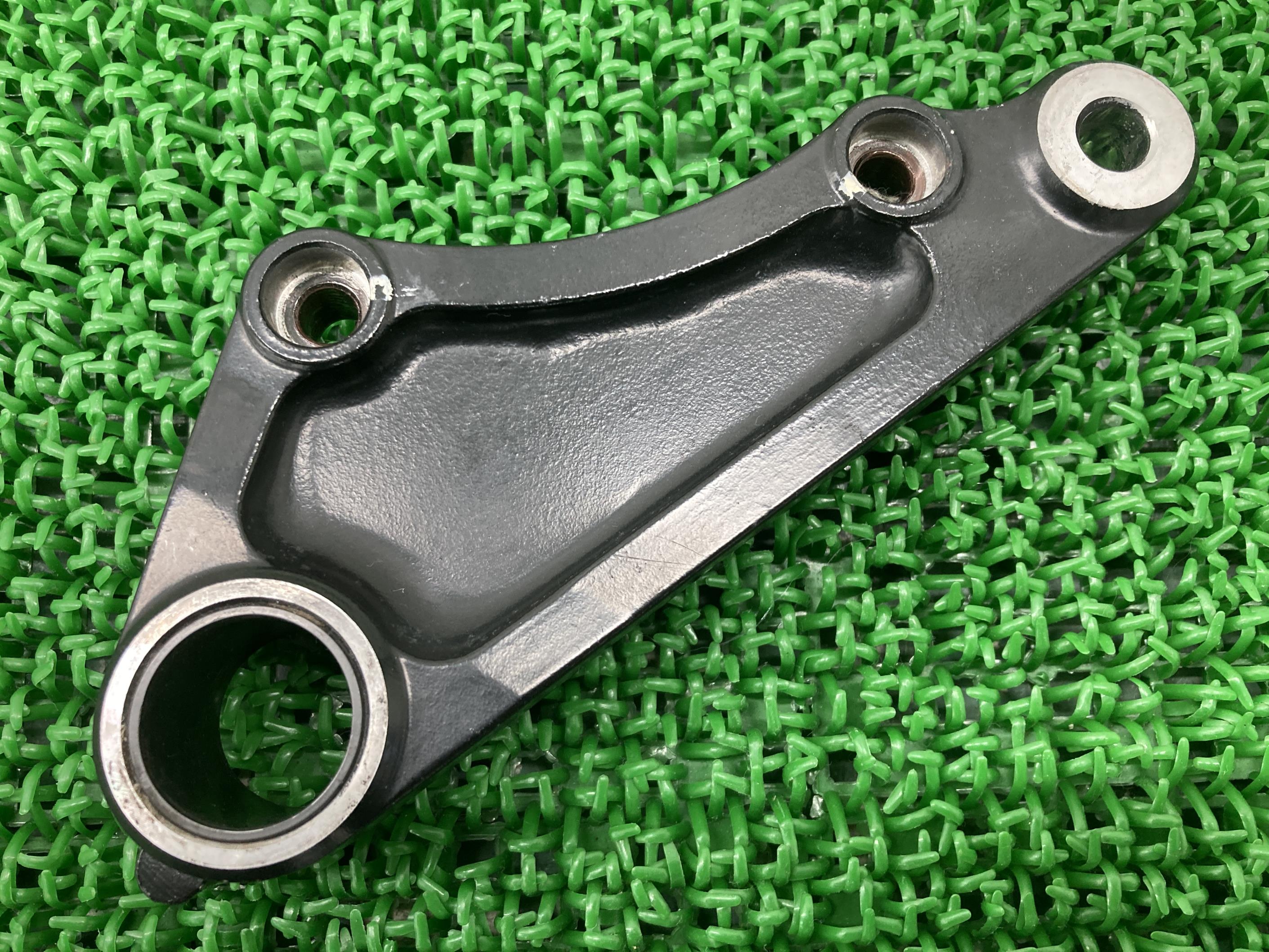 ゼファーカイ リアブレーキキャリパーサポート カワサキ 純正 バイク 部品 ZR400C 550 718 最終型 ファイナルエディション 割れ欠け無し 車検 Genuine 【中古】 40