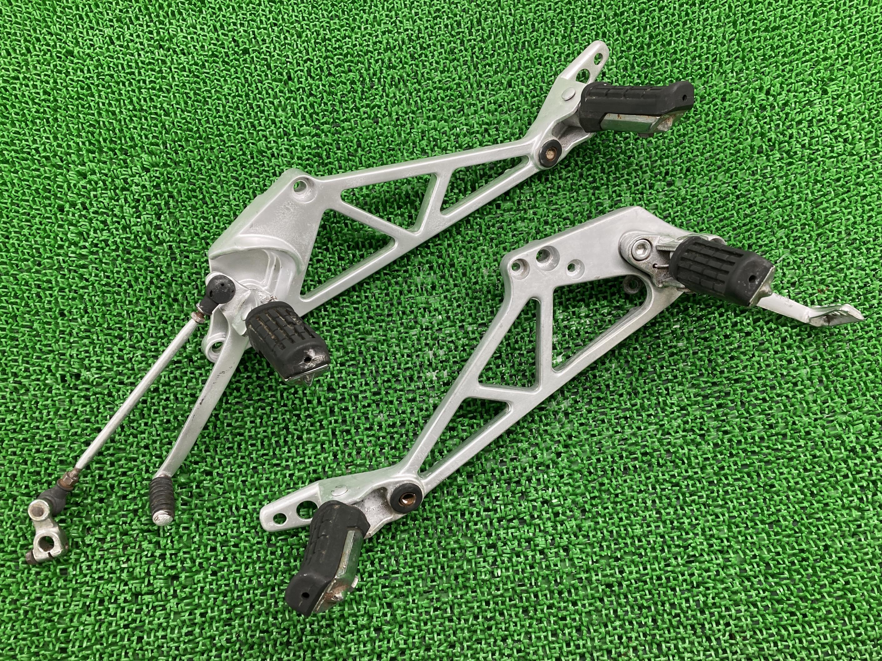 VF750F ステップ 左右 ホンダ 純正 バイク 部品 RC15 ブレーキペダル シフトペダル ステップペグ ステップホルダー 車検 Genuine 【中古】...