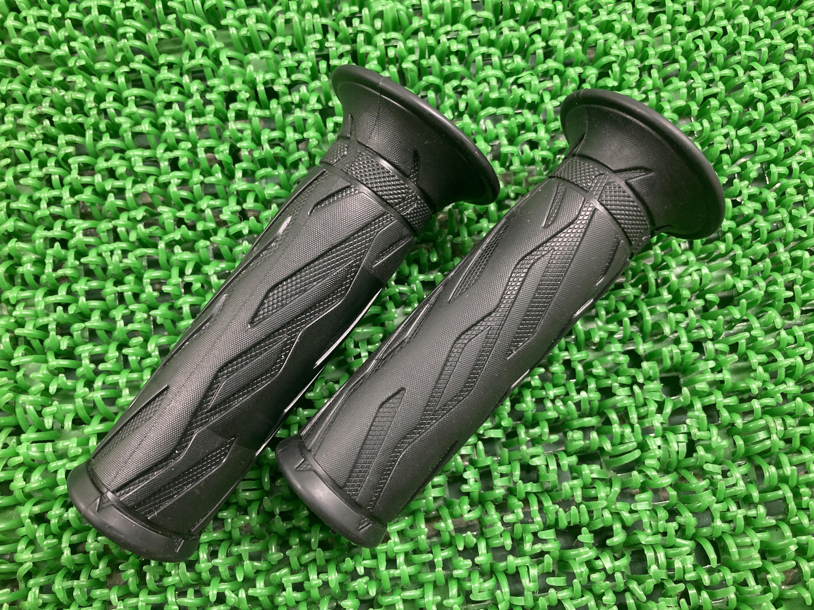 XTZ125Eハンドルグリップ左右ヤマハ純正バイク部品コンディション良好破れ無し品薄希少品車検Genuine【中古】 20