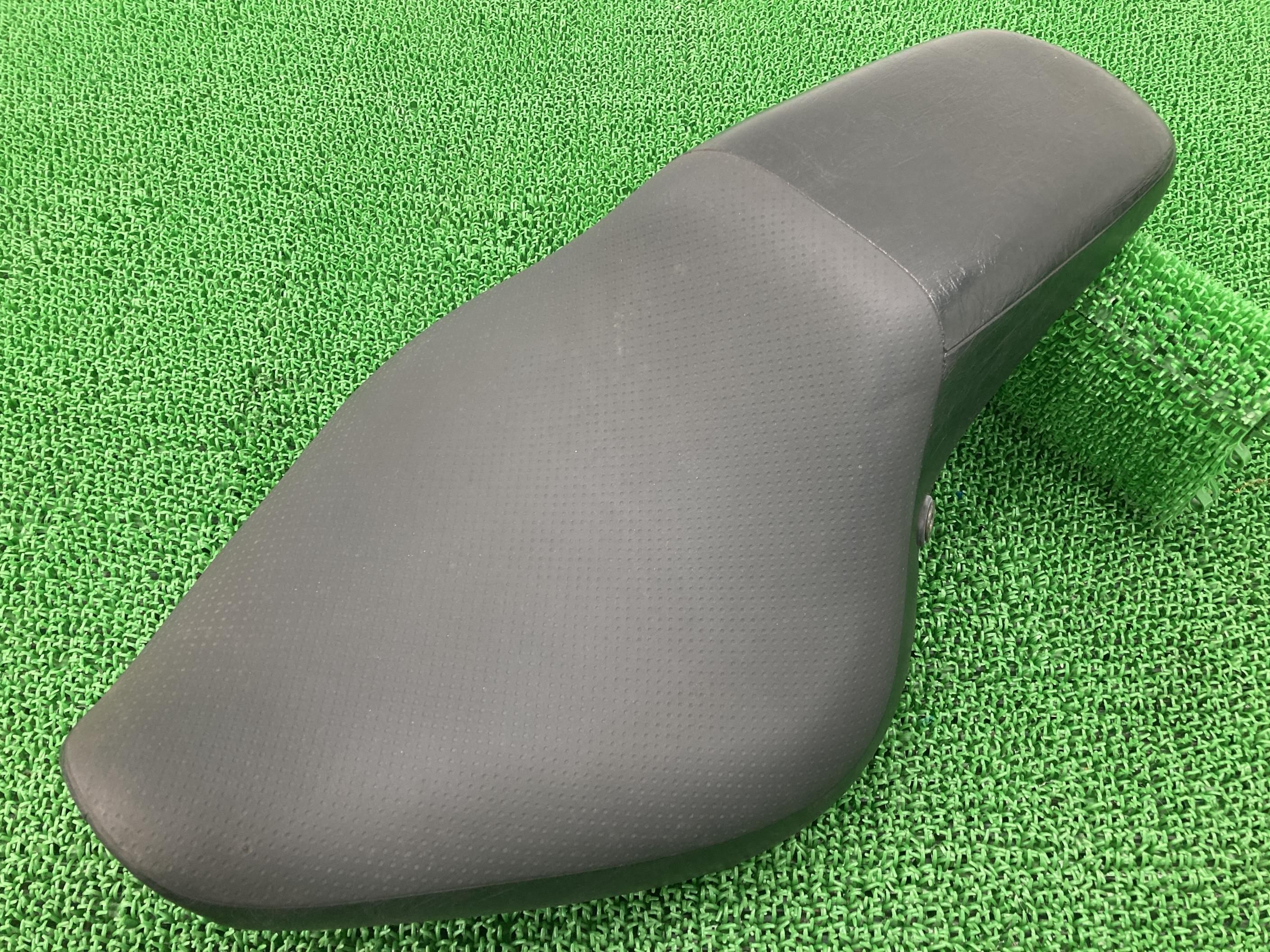 シャドウスラッシャー400 シート ホンダ 純正 バイク 部品 NC40 人気のノーマル 修復素材や張り替えベースに 品薄 希少品 車検 Genuine 【中古】 47