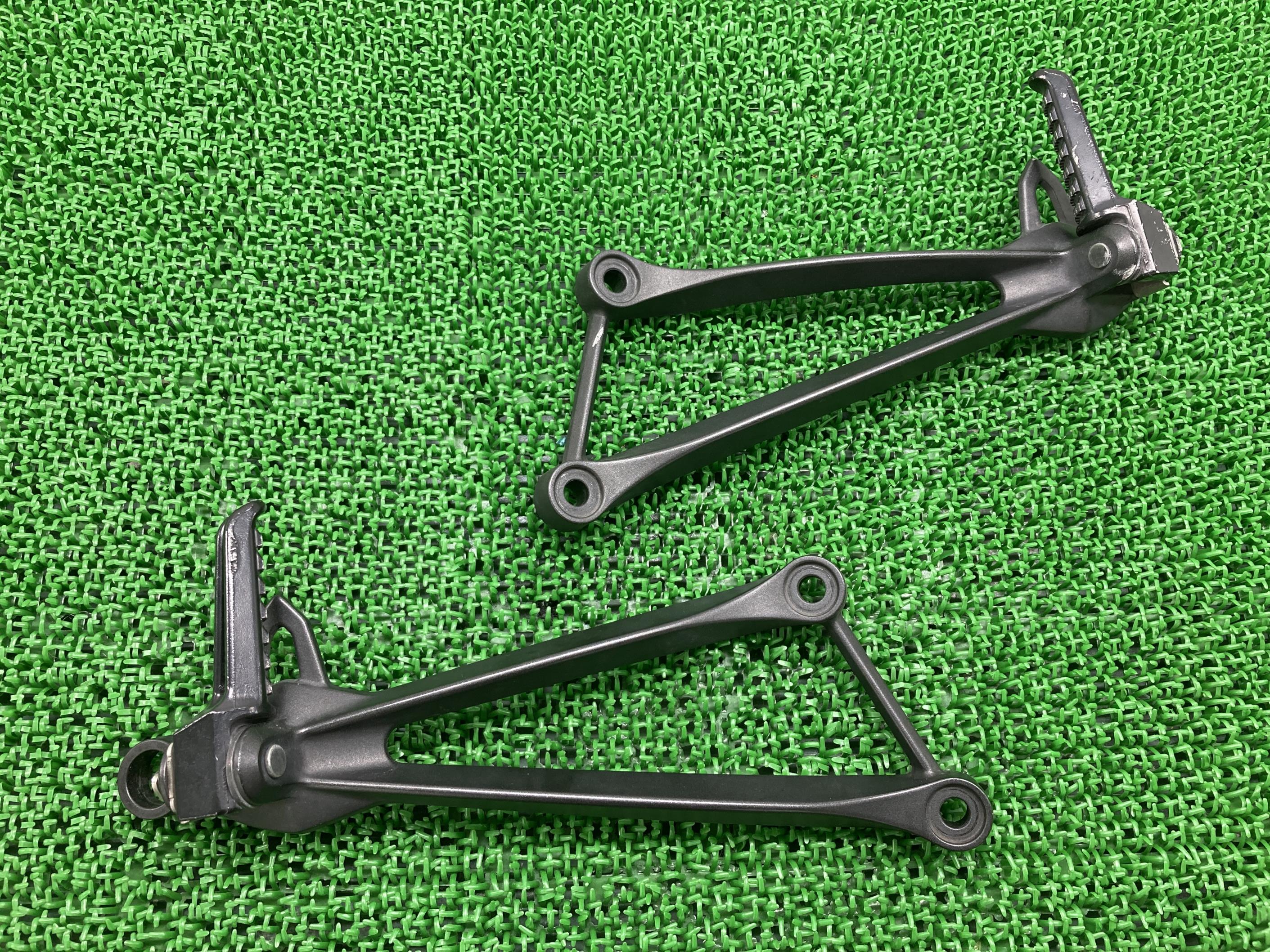 ZX-10R タンデムステップ 左右 カワサキ 純正 バイク 部品 ZX1000E F 0444 0445 曲がり無し 品薄 車検 Genuine 【中古】 1...