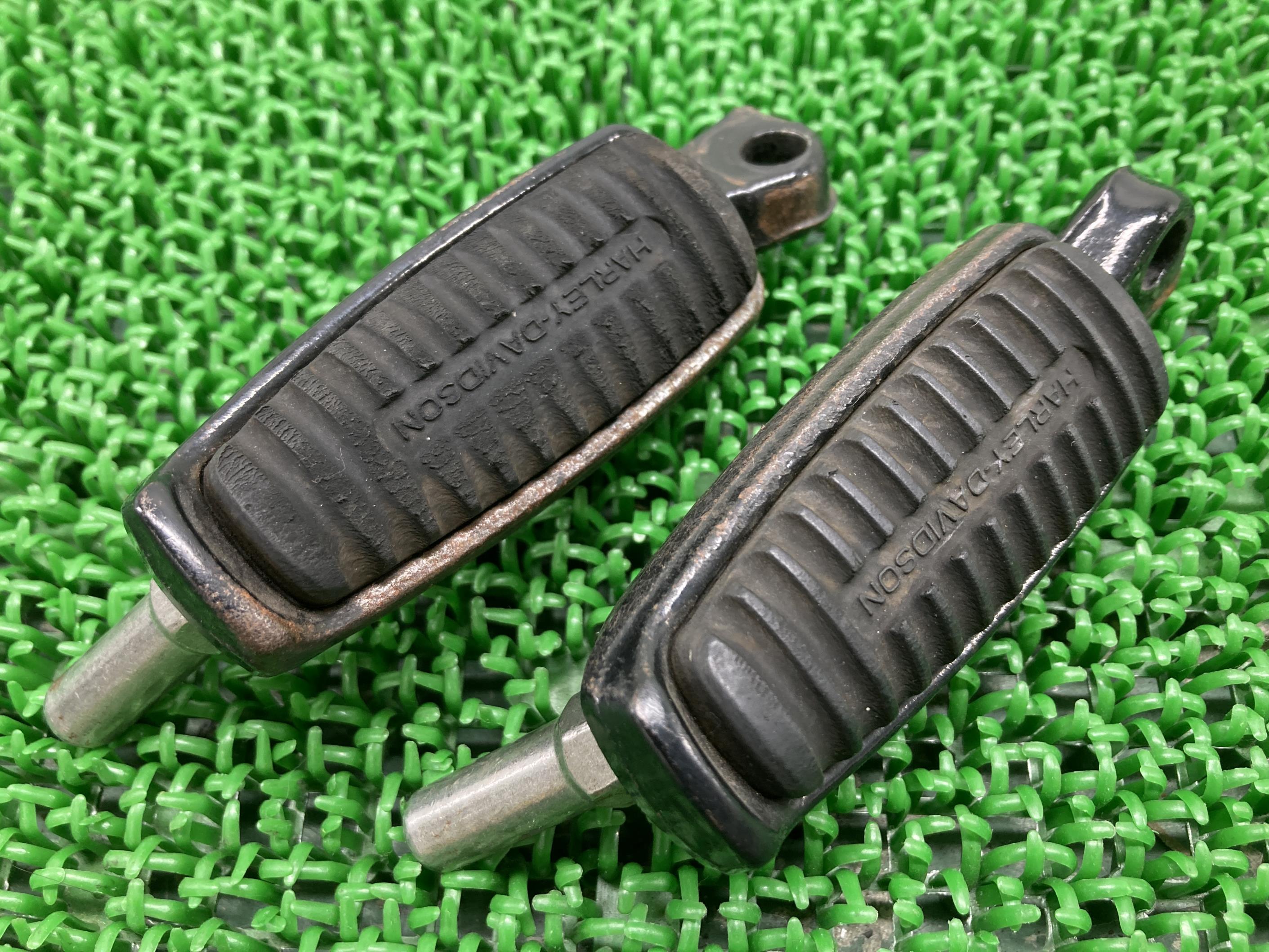 XL883Nステップペグ左右ハーレー純正バイク部品アイアンスポーツスター曲がり無し品薄希少品車検Genuine【中古】 83