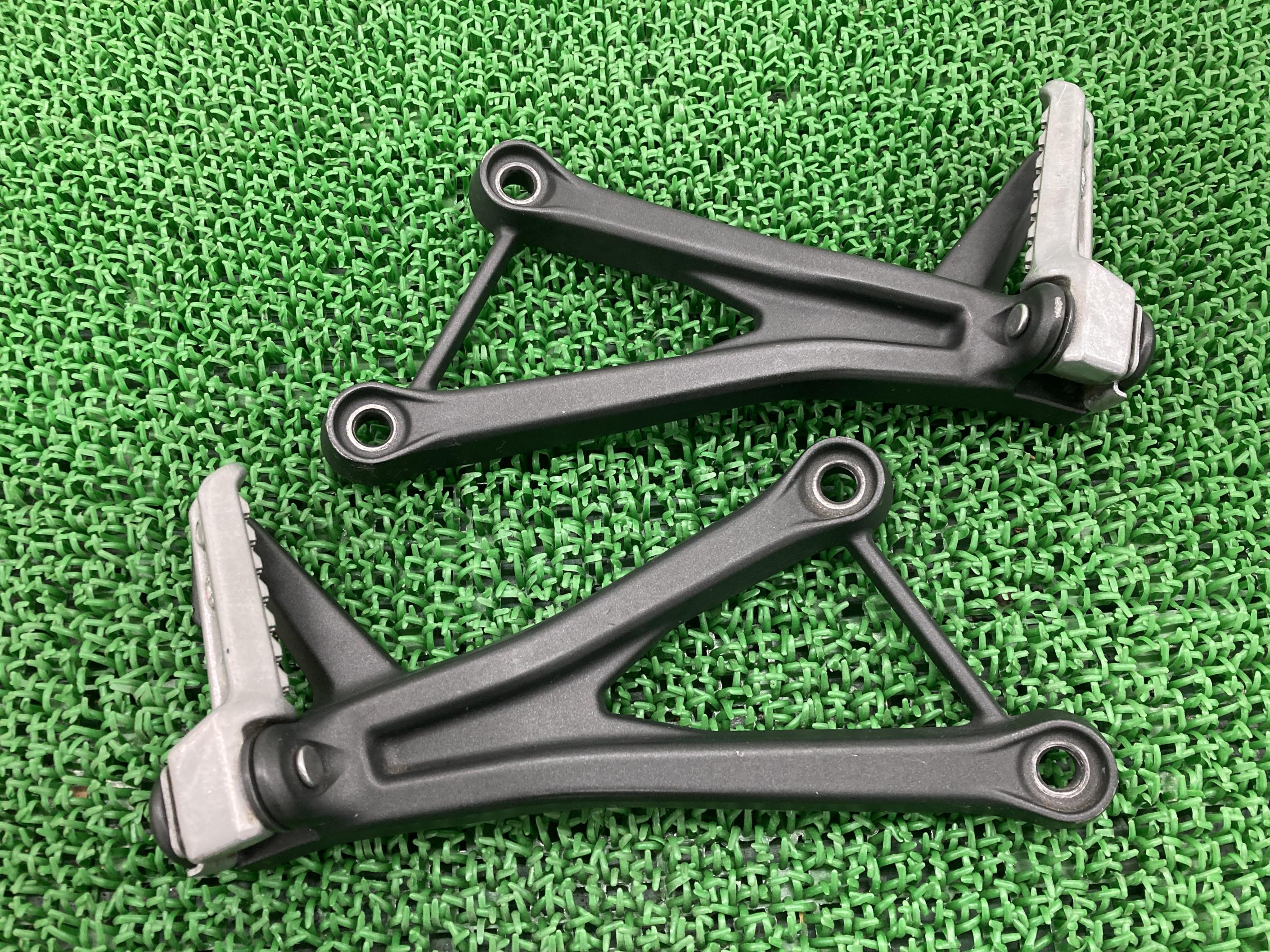 ZX-25R タンデムステップ 左右 カワサキ 純正 バイク 部品 ZX250E ZX25R 曲がり無し 品薄 希少品 車検 Genuine 【中古】 1