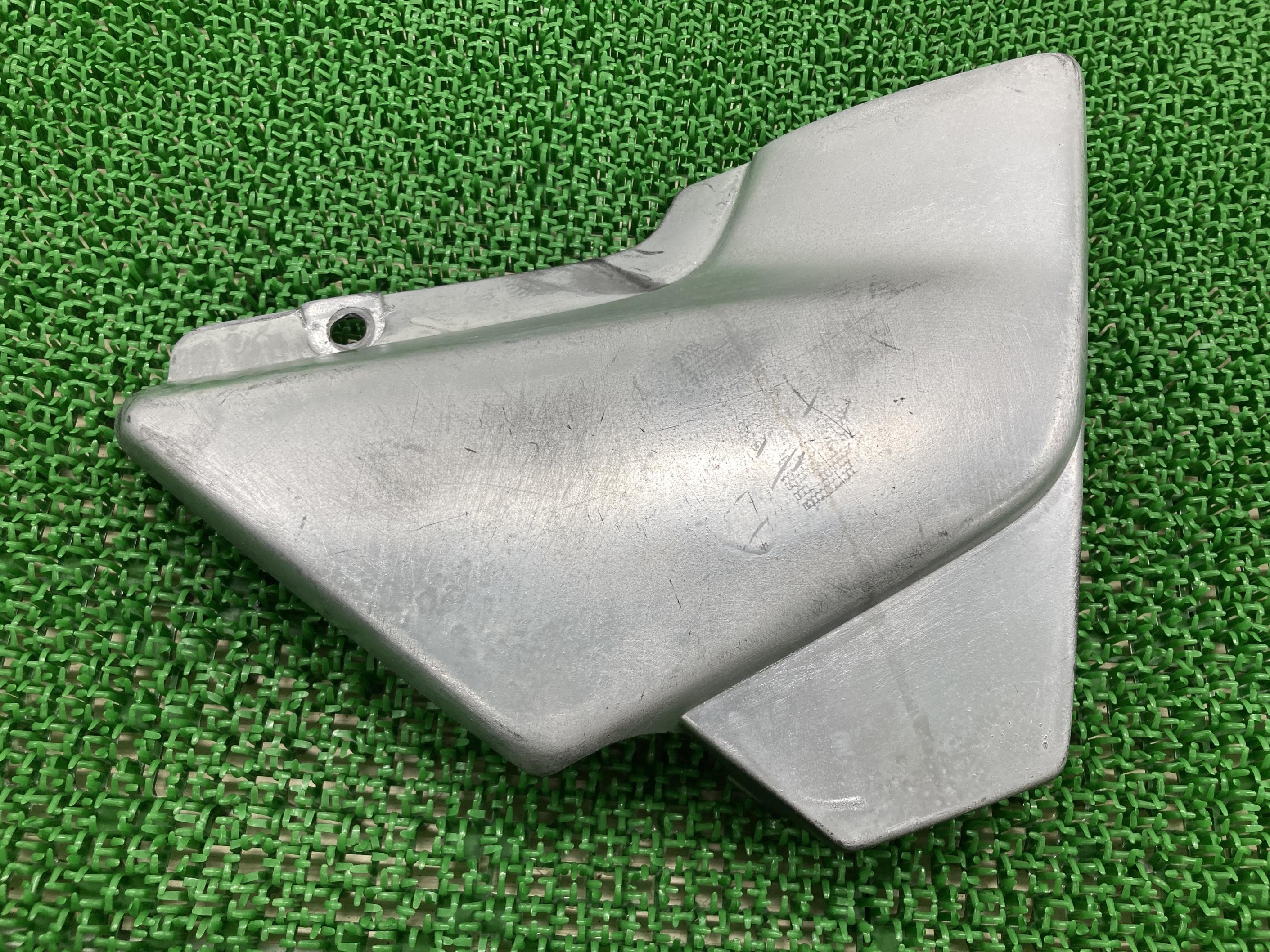 CB400SF サイドカバー 右 ホンダ 純正 バイク 部品 NC42 コケキズ無し 割れ欠け無し 品薄 希少品 車検 ..