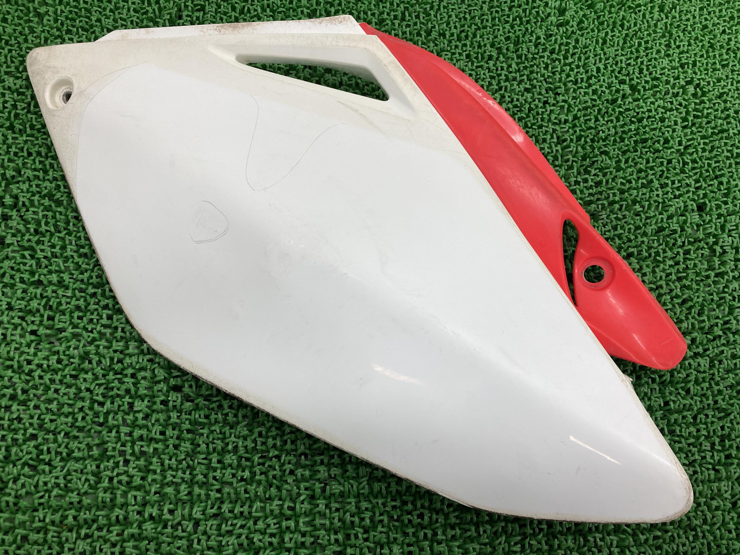 CRF250R サイドカバー 左 赤/白 ホンダ 純正 バイク 部品 ME10 修復素材やペイント素材に 品薄 希少品 車検 Genuine 【中古】