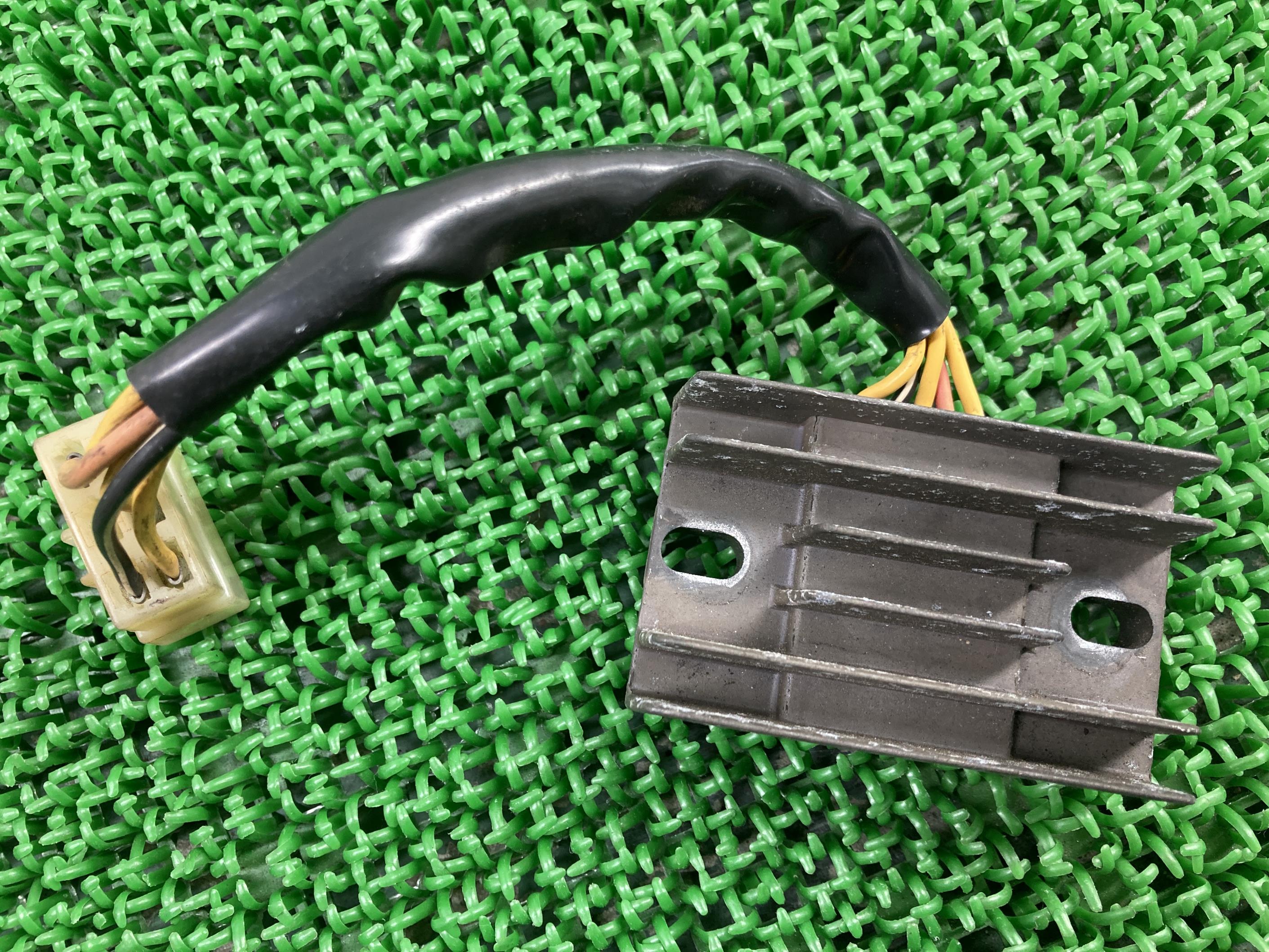 GSX400インパルス レギュレター スズキ 純正 バイク 部品 GK79A 19B11 SH572E-12 レギュレーター レク..