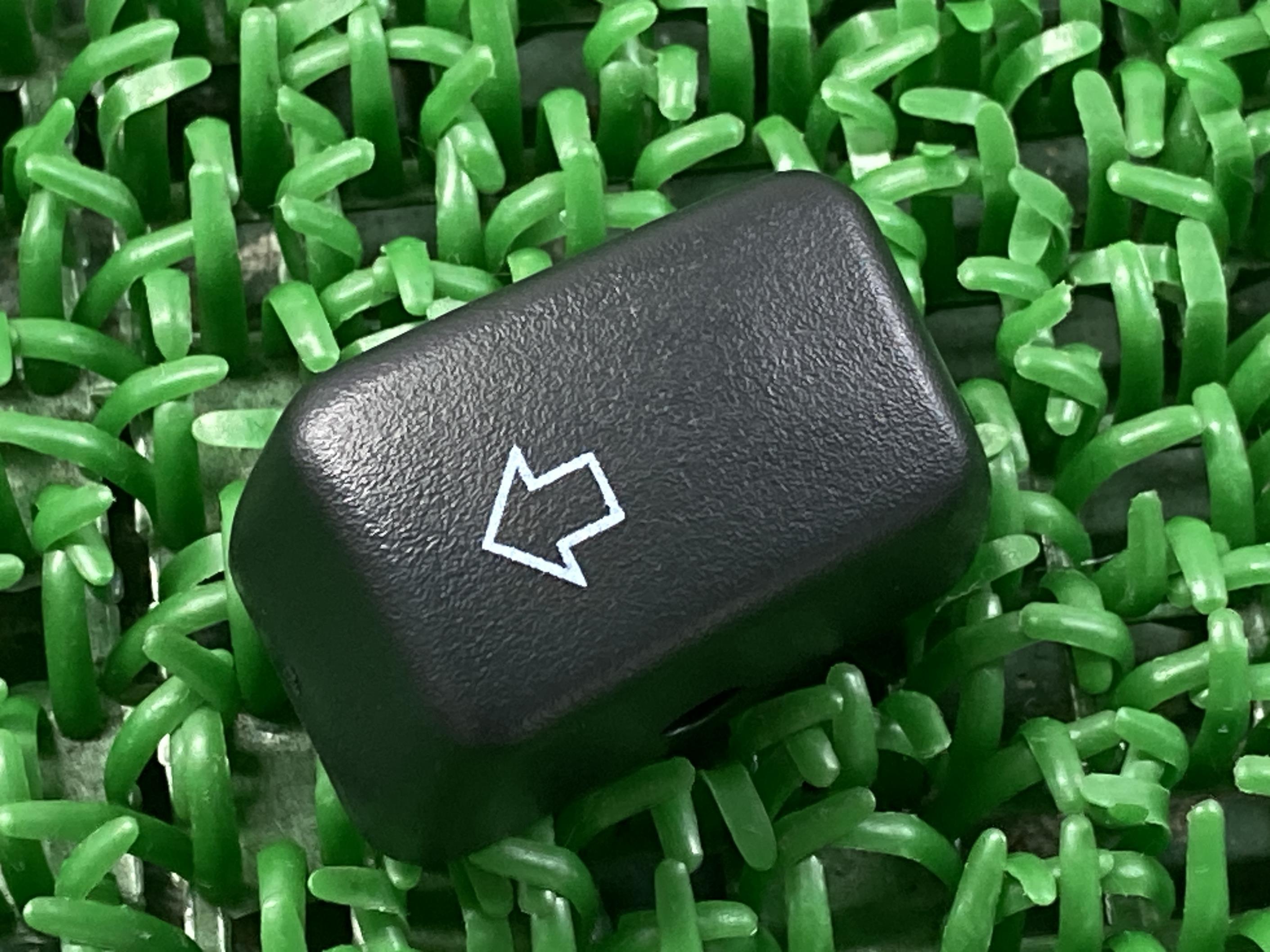 ハンドルスイッチキャップハーレー純正バイク部品左ウインカースポーツスターソフテイルダイナ割れ欠け無し車検Genuine【中古】 17