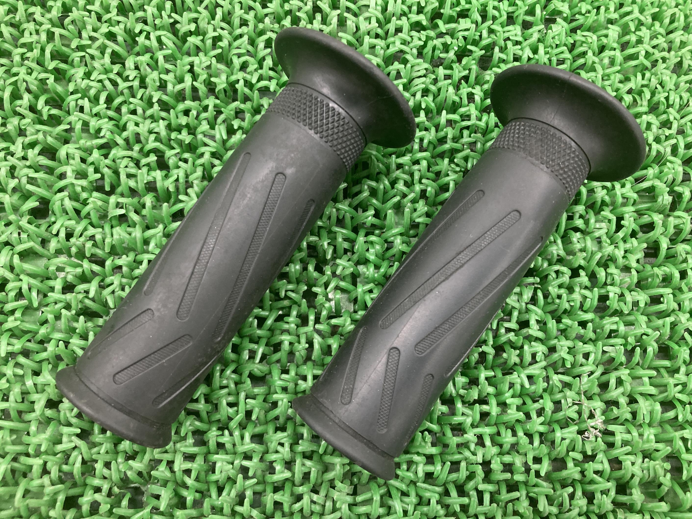 YZF-R1ハンドルグリップ左右ヤマハ純正バイク部品破れ無し品薄希少品V-MAXマジェスティT-MAX車検Genuine【中古】 23