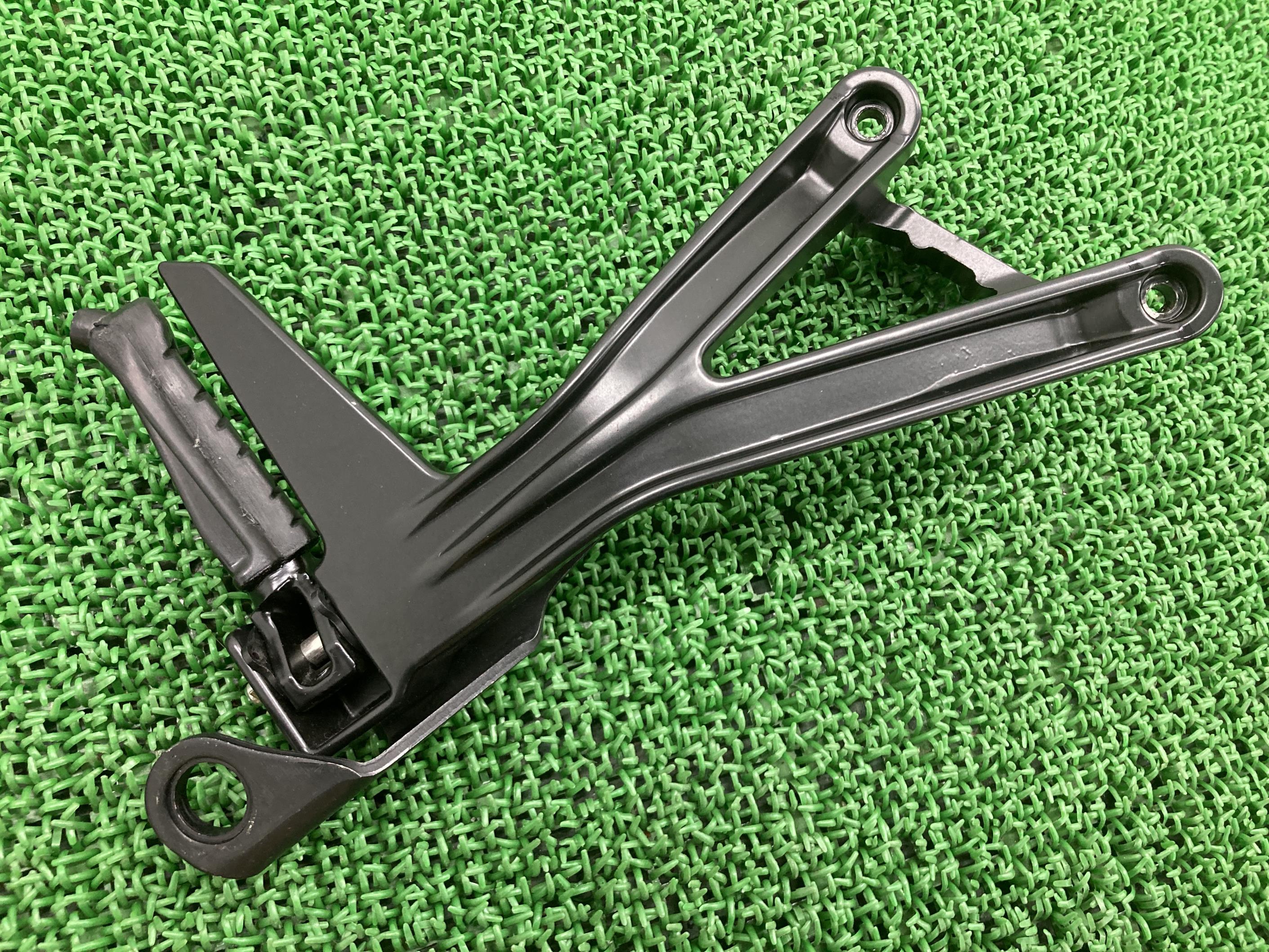 RC390 タンデムステップ 右 KTM 純正 バイク 部品 コケキズ無し 曲がり無し 品薄 希少品 車検 Genuine 【中古】 78