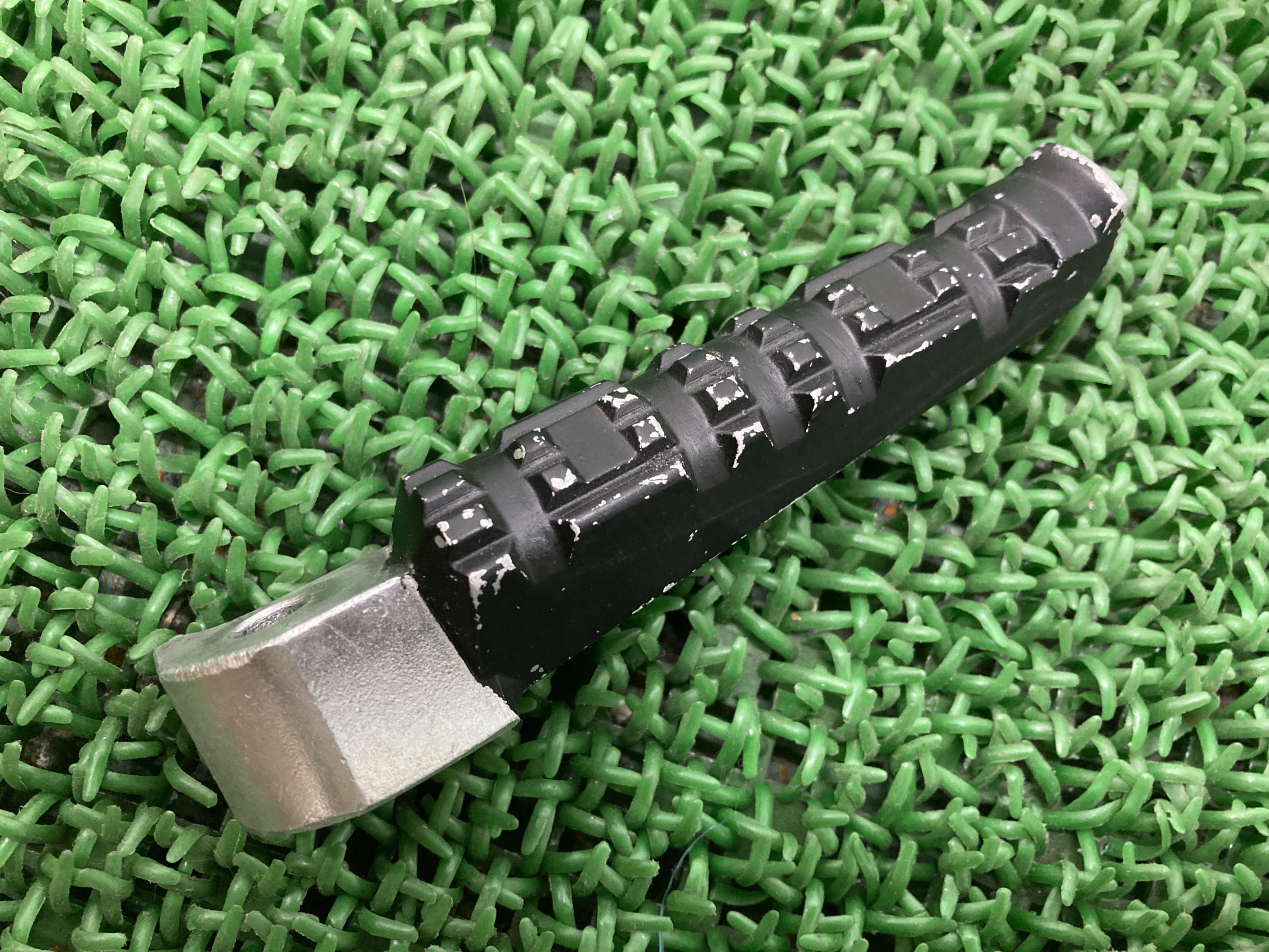 MT-09 タンデムステップペグ 右 ヤマハ 純正 バイク 部品 RN34J ペイント素材に 曲がり無し 品薄 希少品 車検 Genuine 【中古】 10