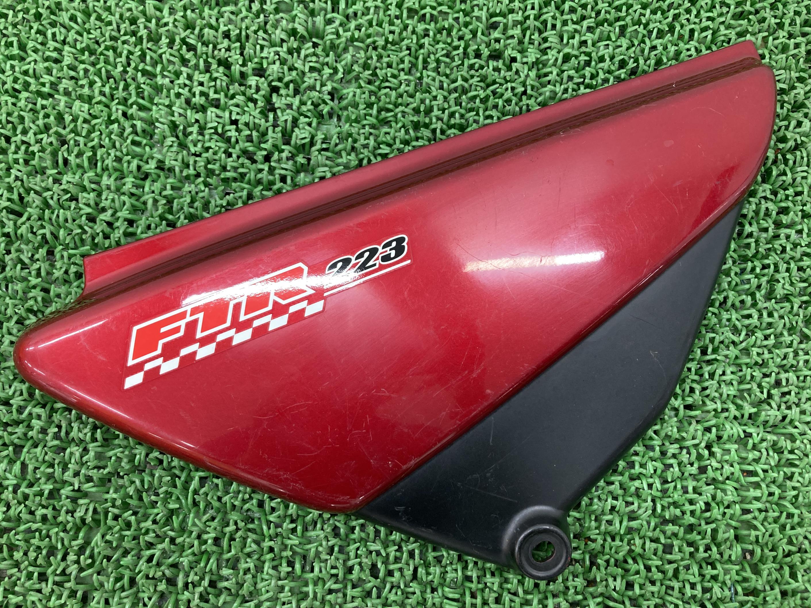 FTR223 サイドカバー 右 ワインM ホンダ 純正 バイク 部品 MC34 修復素材に 割れ欠け無し 品薄 希少品 車検 Genuine 【中古】 94