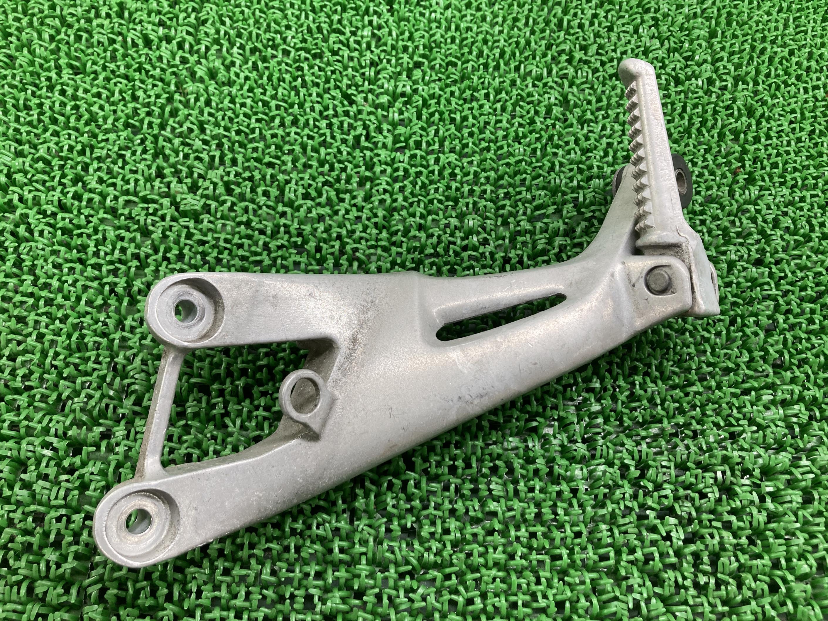 CBR1100XXスーパーブラックバード タンデムステップ 左 ホンダ 純正 バイク 部品 SC35 曲がり無し 品薄 希少品 車検 Genuine 【中古】 ...