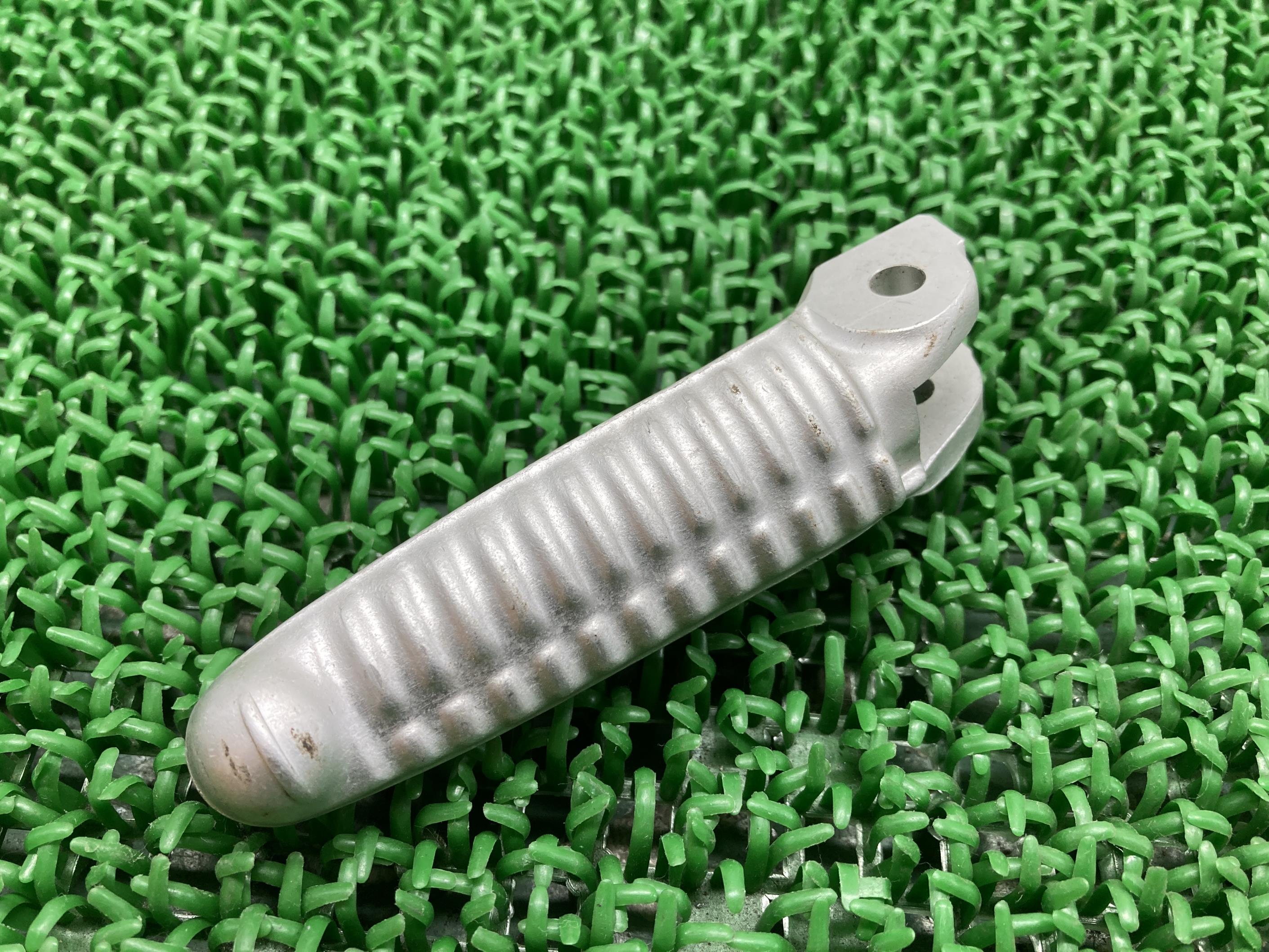 84810981198ステップペグ左ドゥカティ純正バイク部品スーパーバイクメインステップ曲がり無し品薄希少品車検Genuine【中古】 64