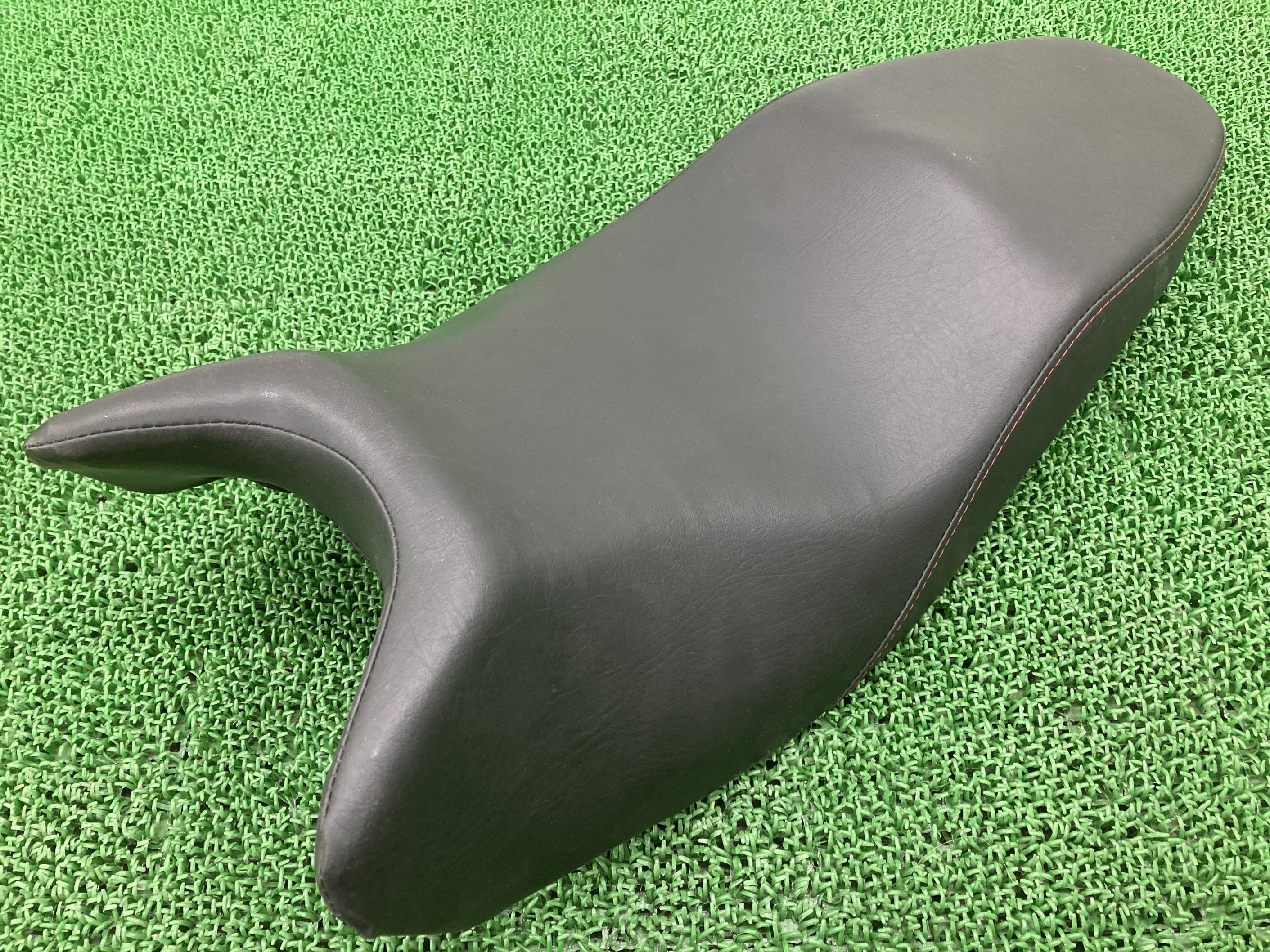 ジクサー150 シート スズキ 純正 バイク 部品 NG4BG GIXXER 破れ無し 品薄 希少品 車検 Genuine 【中古】 26