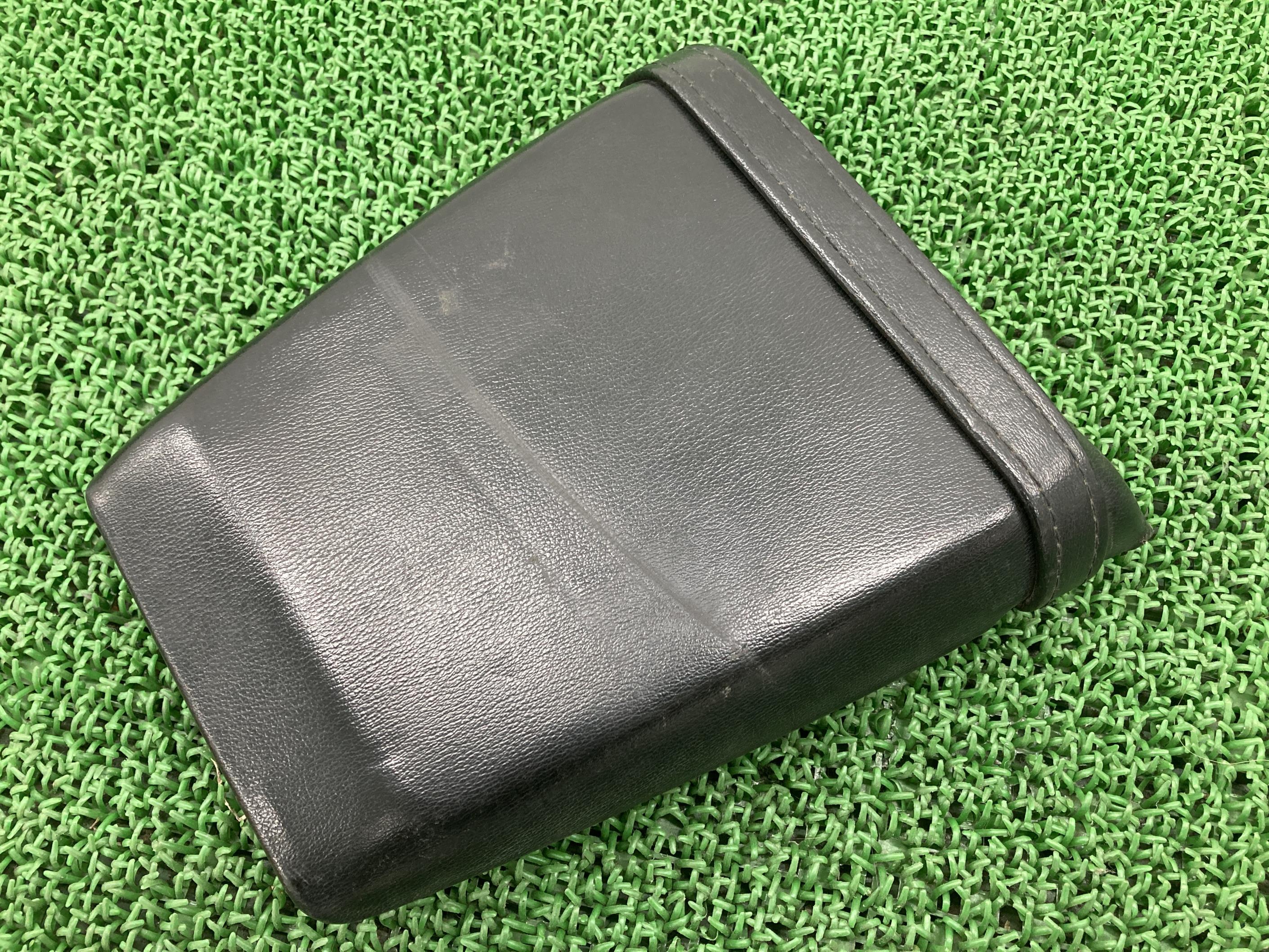 GSX-R250 タンデムシート スズキ 純正 バイク 部品 GJ72A シートバンド 修復素材や張り替えベースに 品薄 希少品 車検 Genuine 【中古】 95