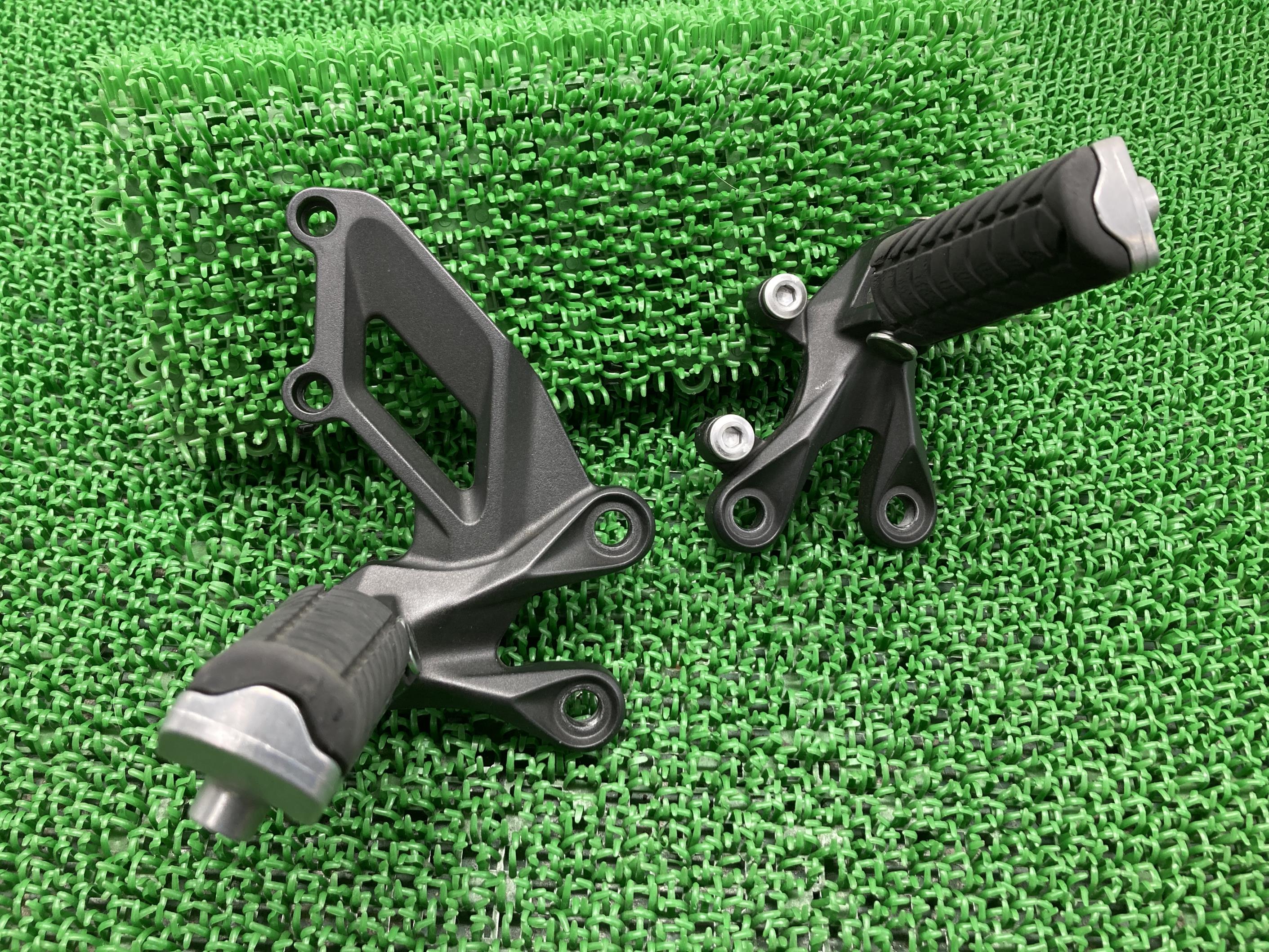 ZX-14R ステップ 左右 カワサキ 純正 バイク 部品 ZXT40E 0234 0235 曲がり無し コンディション良好 品薄 車検 Genuine 【中古...