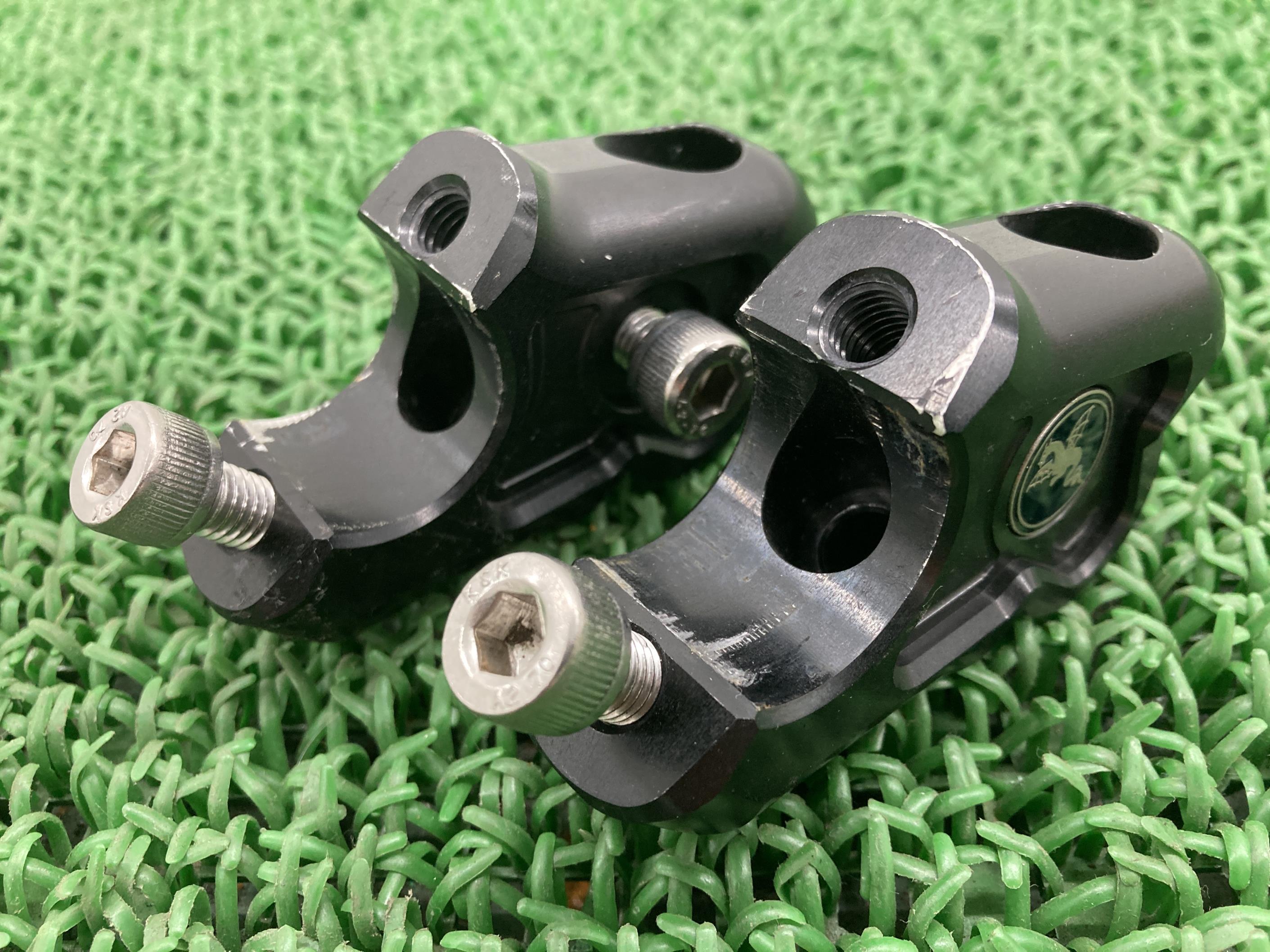 アールズギア製レブルハンドルポスト左右社外バイク部品MC49ハンドルセットバックライザー40mmバック15mmアップ曲がり無し【中古】 75