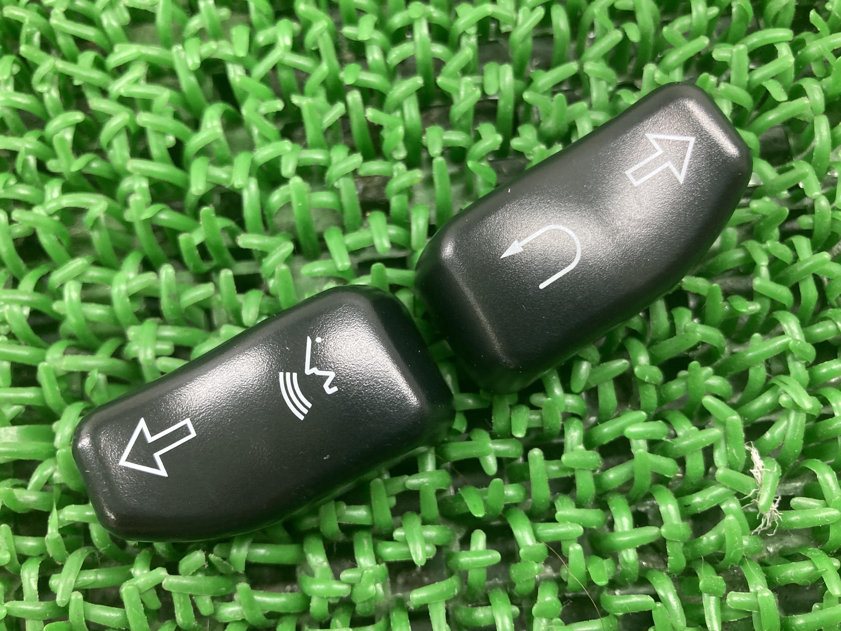 FLHXS1870スイッチカップス左右5HD1KRPE5KB631***ハーレー純正バイク部品ツーリングストリートグライドスペシャルウインカーハンドルスイッチ割...