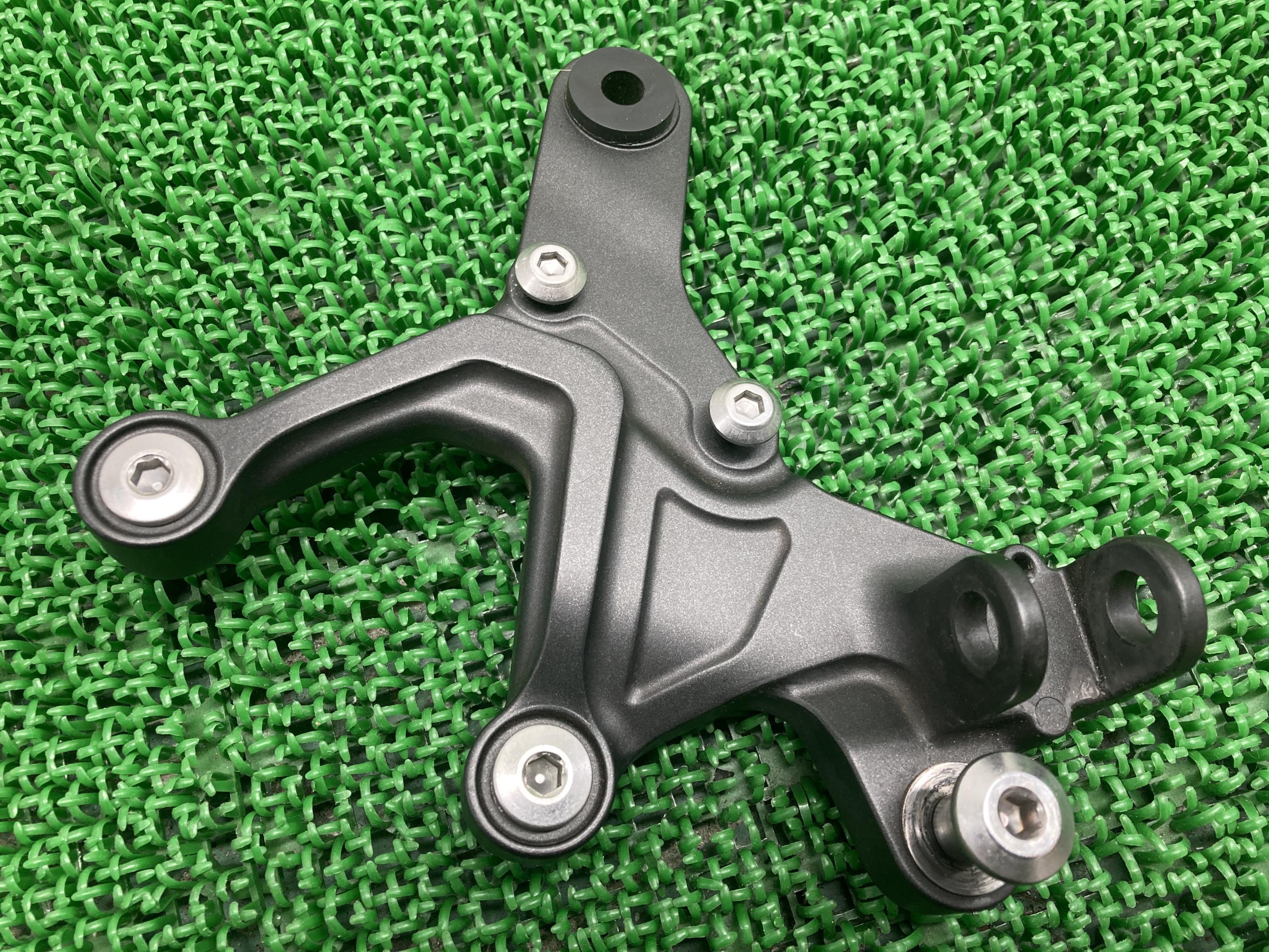 Z900RS ステップホルダー 左 カワサキ 純正 バイク 部品 ZR900C メインステップ コンディション良好 曲がり無し 車検 Genuine 【中古】 ...