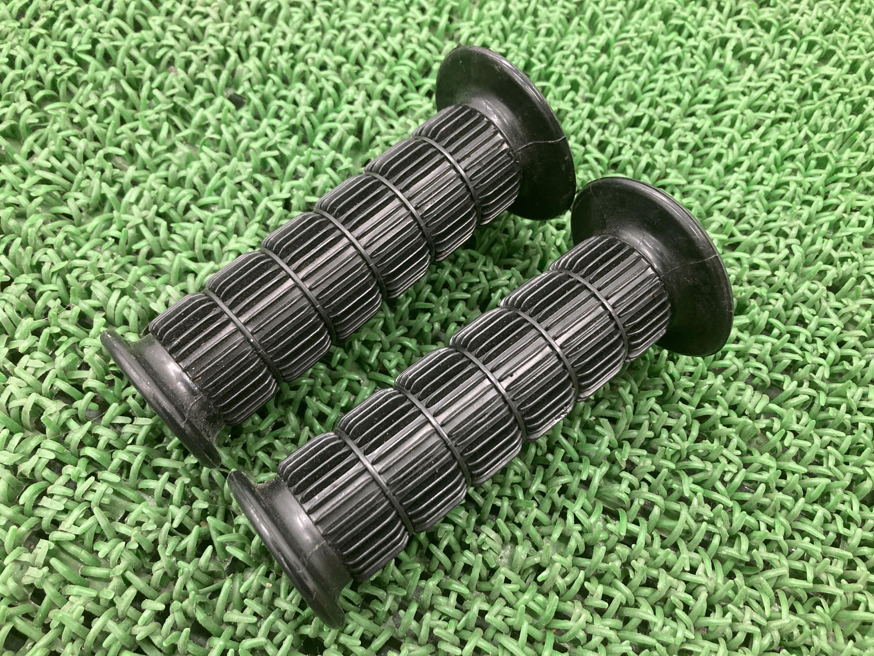 GT50-IIIハンドルグリップ左右FT1-555***ヤマハ純正バイク部品FT1ミニトレ当時物コンディション良好破れ無し希少品車検Genuine【中古】 81