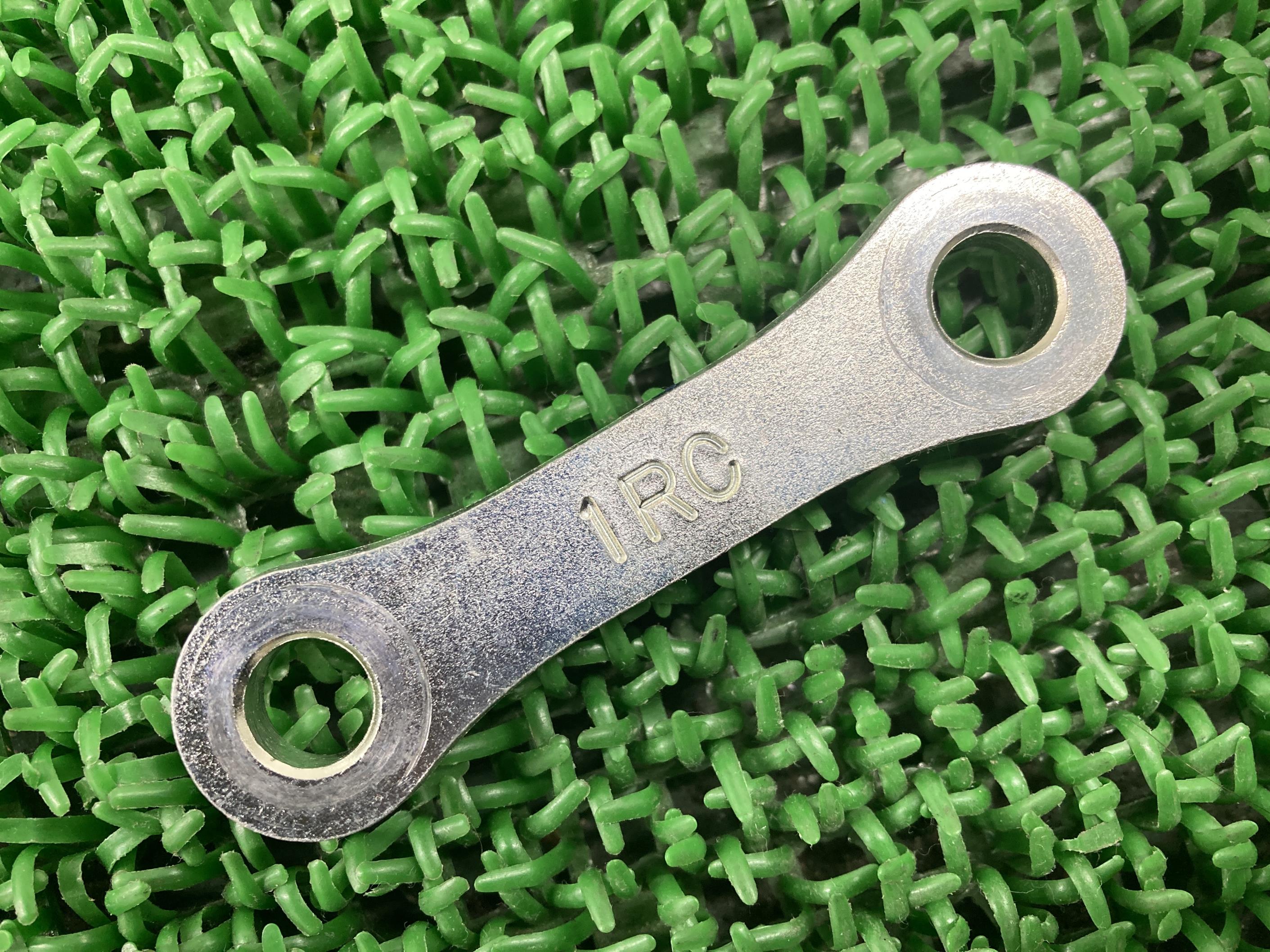 MT-09 リアサスペンションリンクロッド 片側 ヤマハ 純正 バイク 部品 RN52J コンディション良好 曲が..