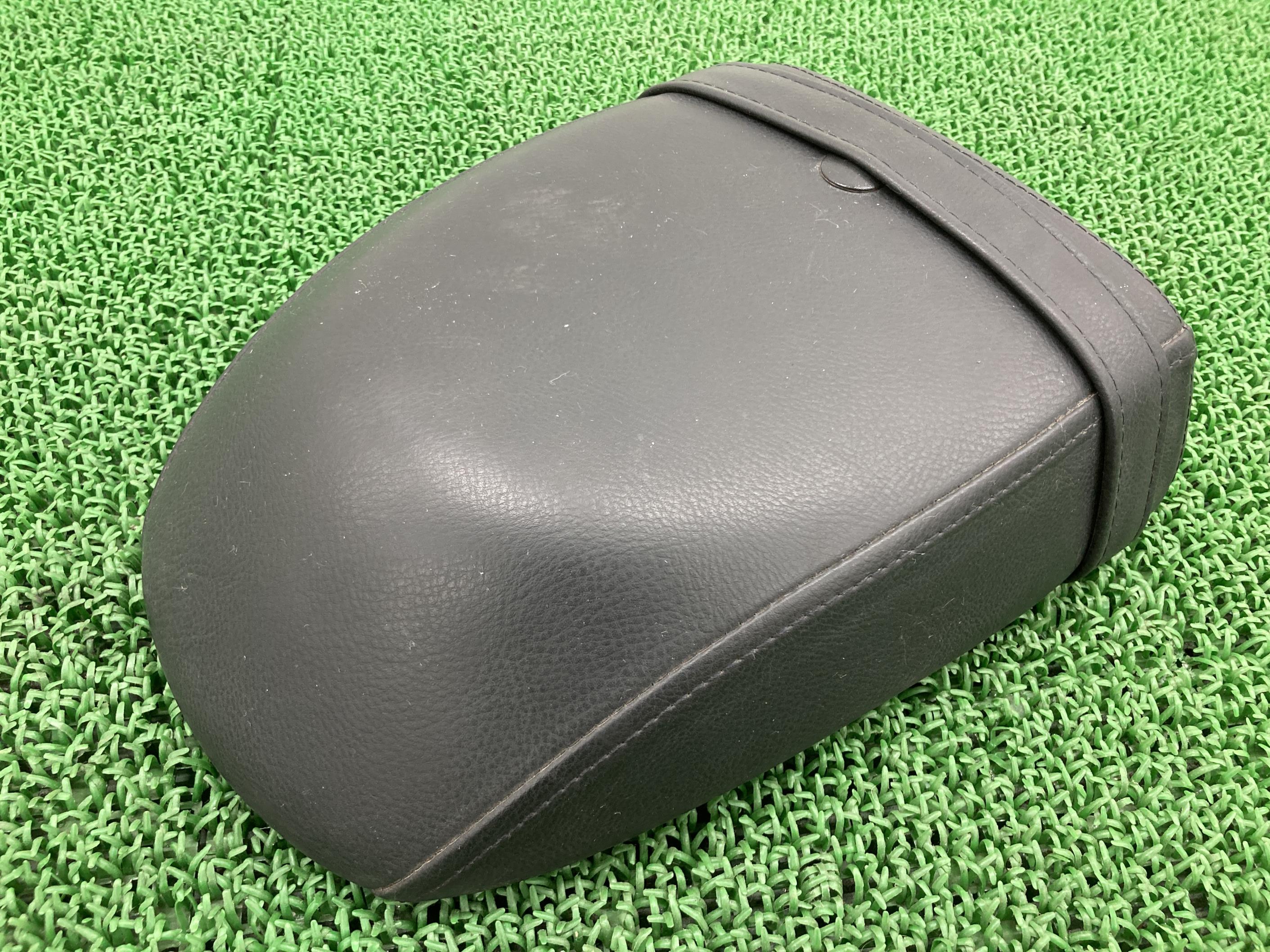 ロケット3 タンデムシート トライアンフ(TRIUMPH) 純正 バイク 部品 トライアンフ 04年外し ノーマルリアシート ピリオンシート 破れ無し 車検 Genuine 【中古】