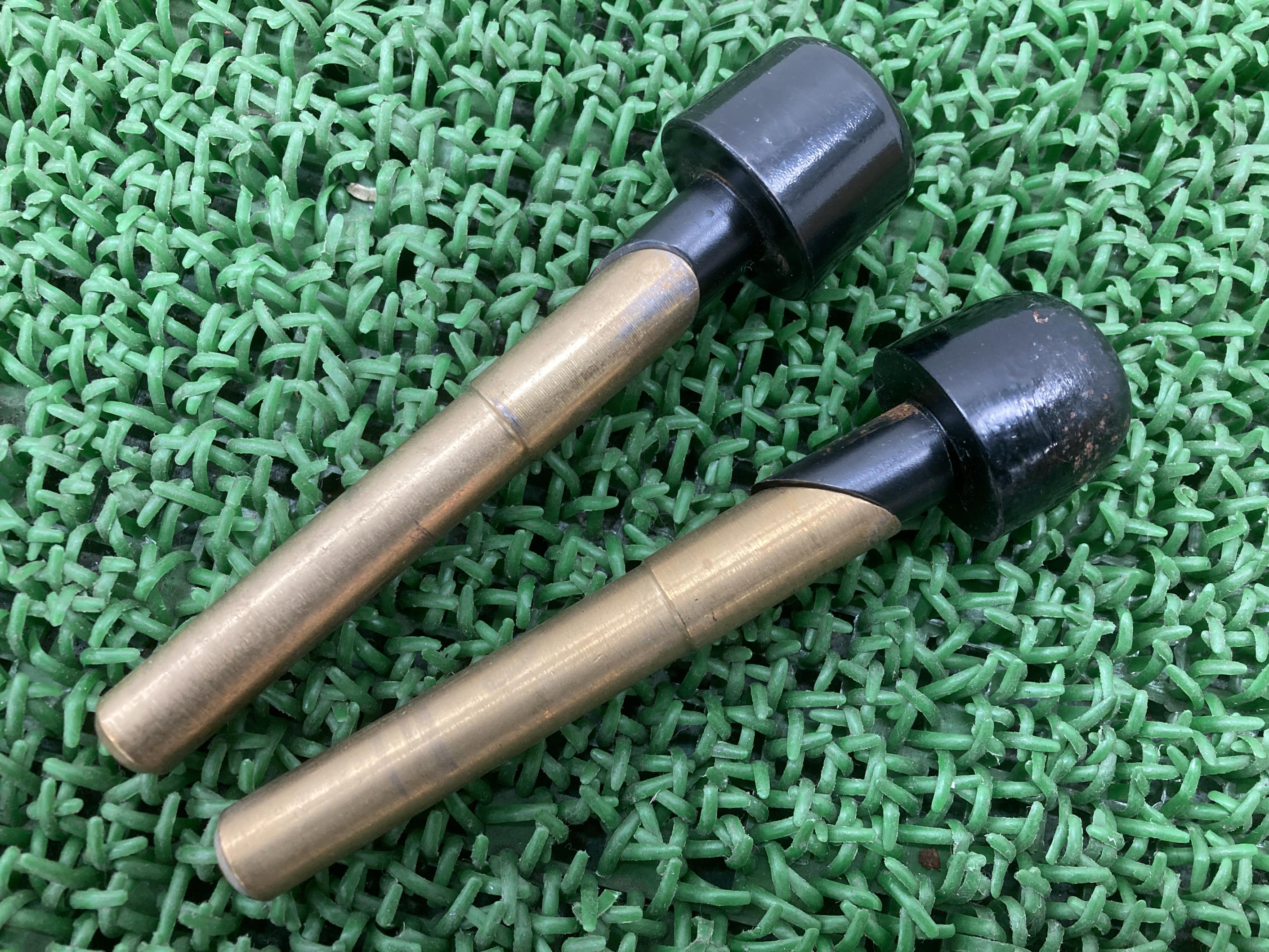 690デュークハンドルバーエンド左右KTM純正バイク部品グリップエンドハンドルウェイトロングウェイト曲がり無し品薄車検Genuine【中古】 91