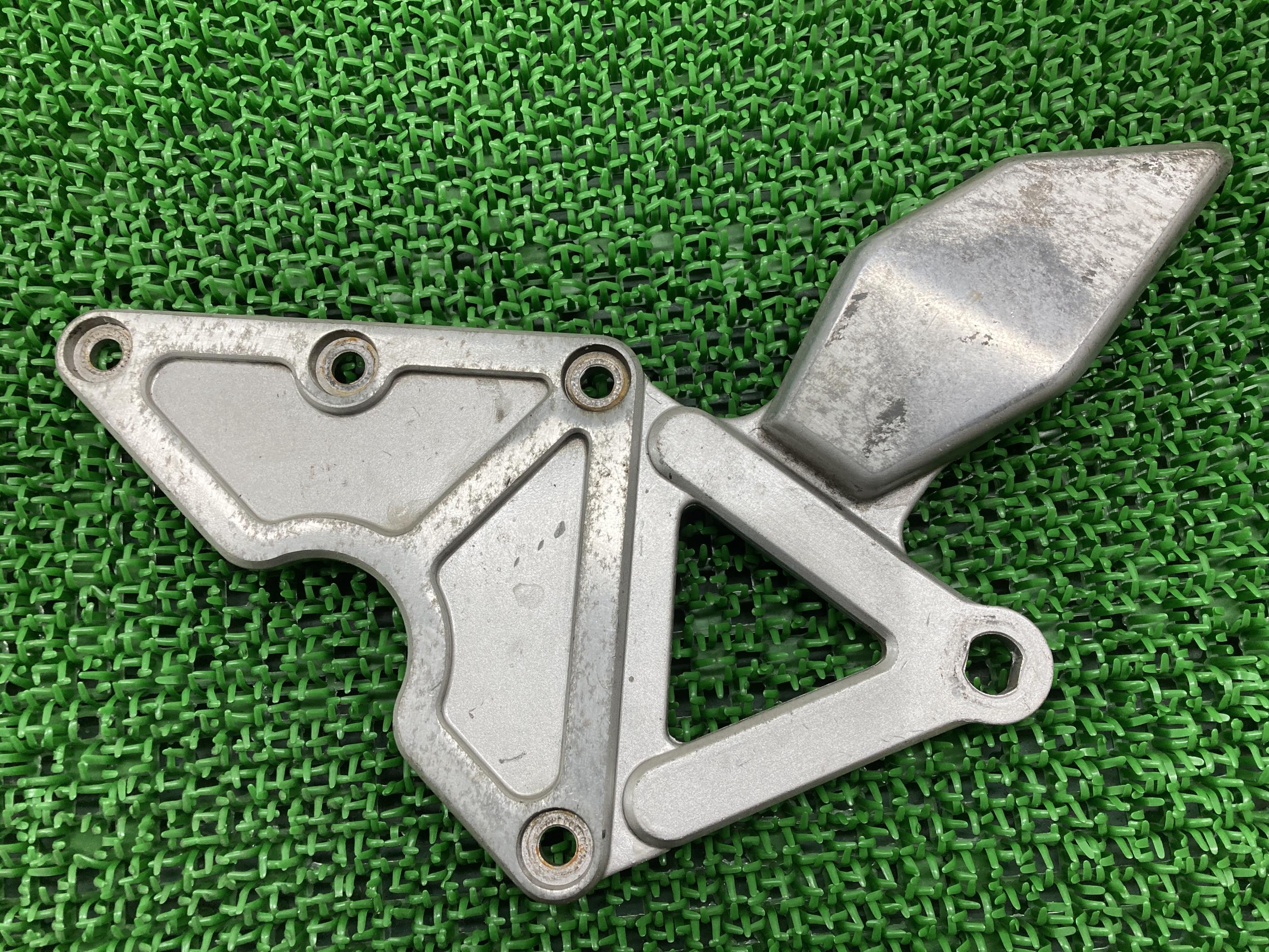 バンディット400 ステップホルダー 左 スズキ 純正 バイク 部品 GK75A BANDIT400 メインステップ 曲がり無し 品薄 車検 Genuine 【...