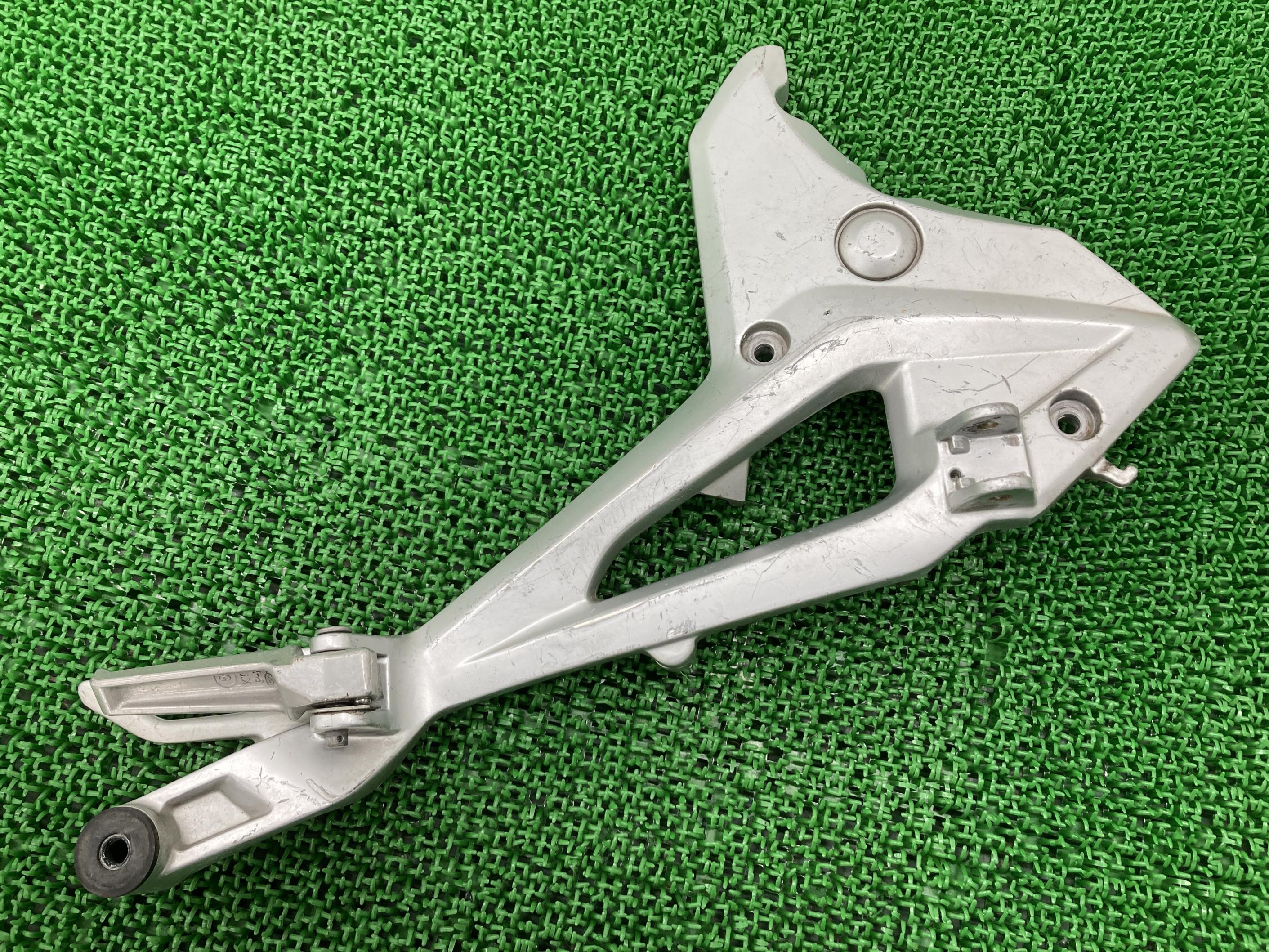 NC700SNC700Xステッププレート右ホンダ純正バイク部品RC61RC63ペグ修復素材に品薄希少品車検Genuine【中古】 96