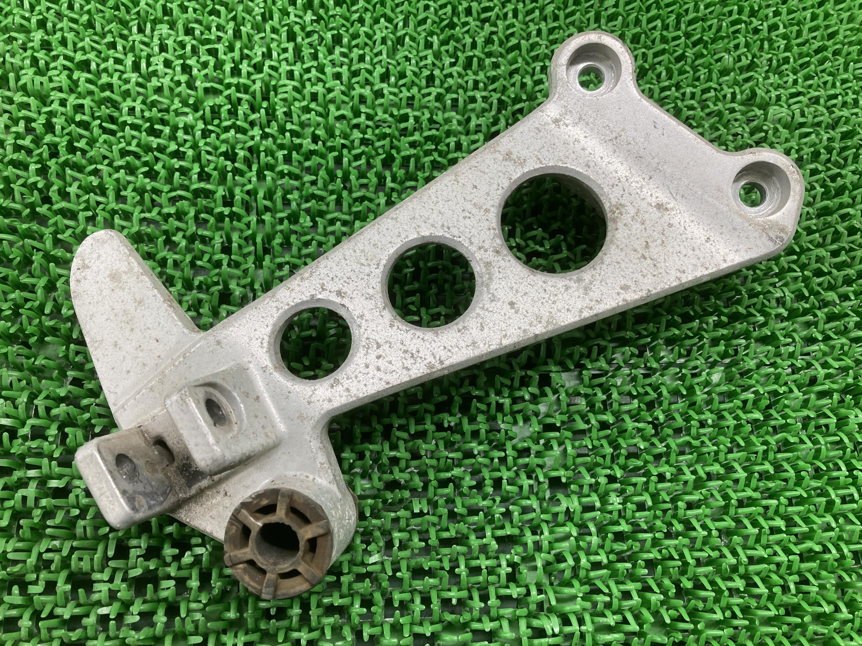 CB-1 タンデムステップホルダー 右 ホンダ 純正 バイク 部品 NC27 曲がり無し 品薄 希少品 車検 Genuine 【中古】 10