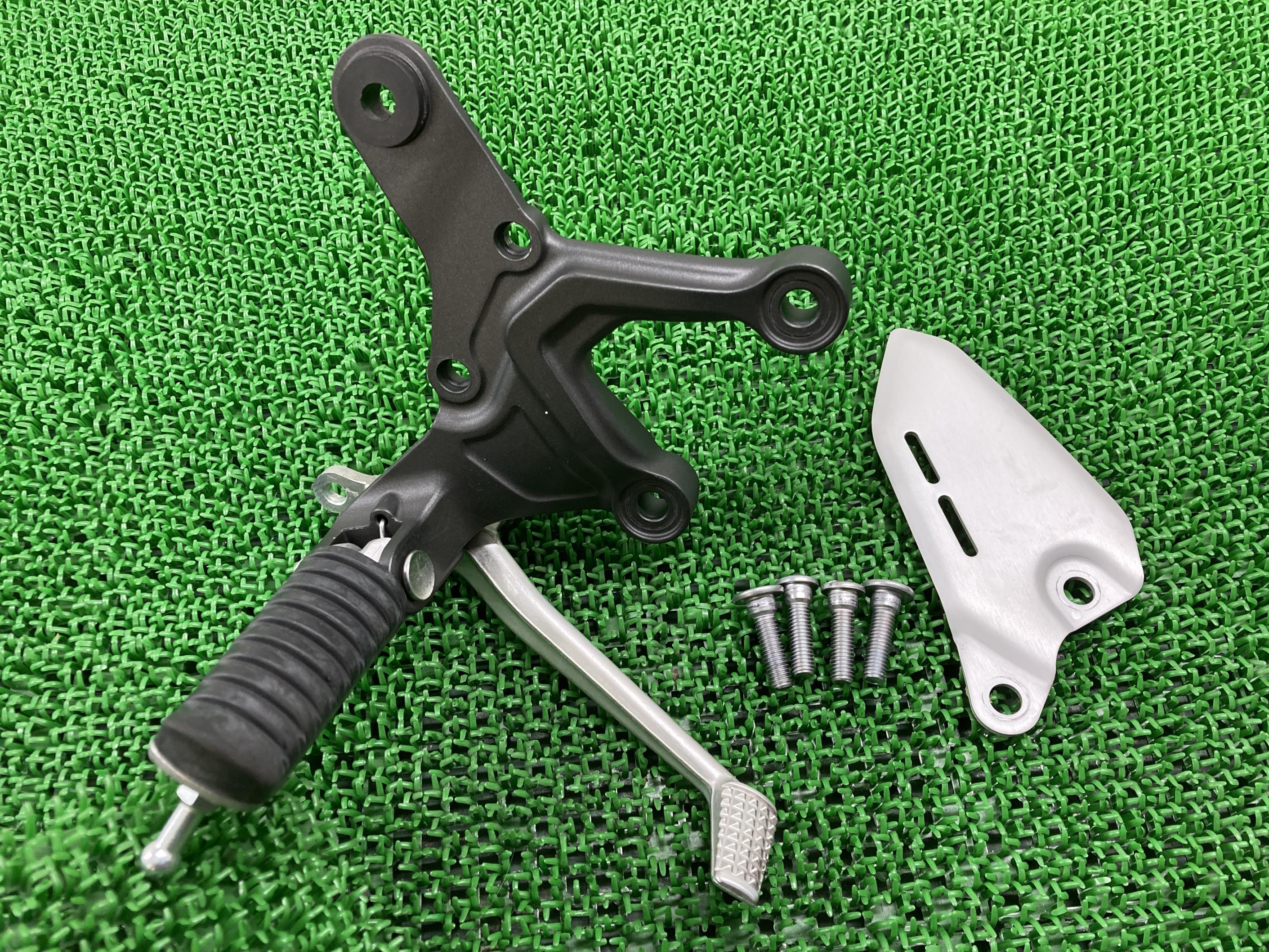 Z900RS ステップ 右 カワサキ 純正 バイク 部品 ZR900C メインステップ ブレーキペダル コンディション良好 曲がり無し 車検 Genuine 【...